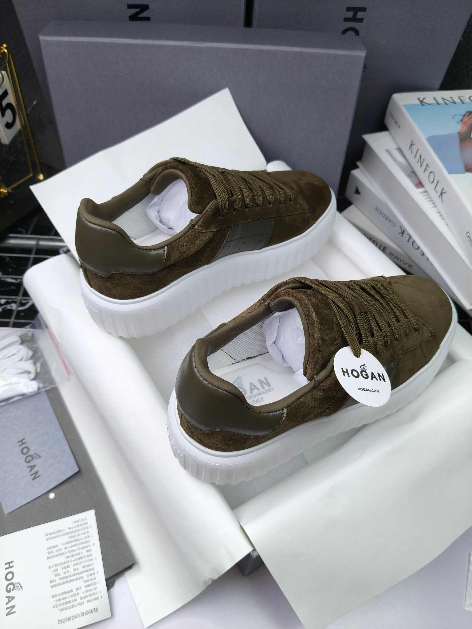 Hogan
散拿240
 N86最新饼干鞋，厚底鞋，飞艇鞋，情侣款运动鞋~~
小红书打卡款~~~增高6cm（泰酷辣）
面料：牛皮拼接色面料，皮革内里，透气网乳胶垫脚，H标复古风，
大底：抽真空PU发泡大底~~
男女款同色，经典百搭，休闲运动兼顾⚠️
女款35—41（40.41定做）
男款39—45（45.46定做） 
#小程序://微商相册/高清看款/8GeMGe4PXfxcl3l