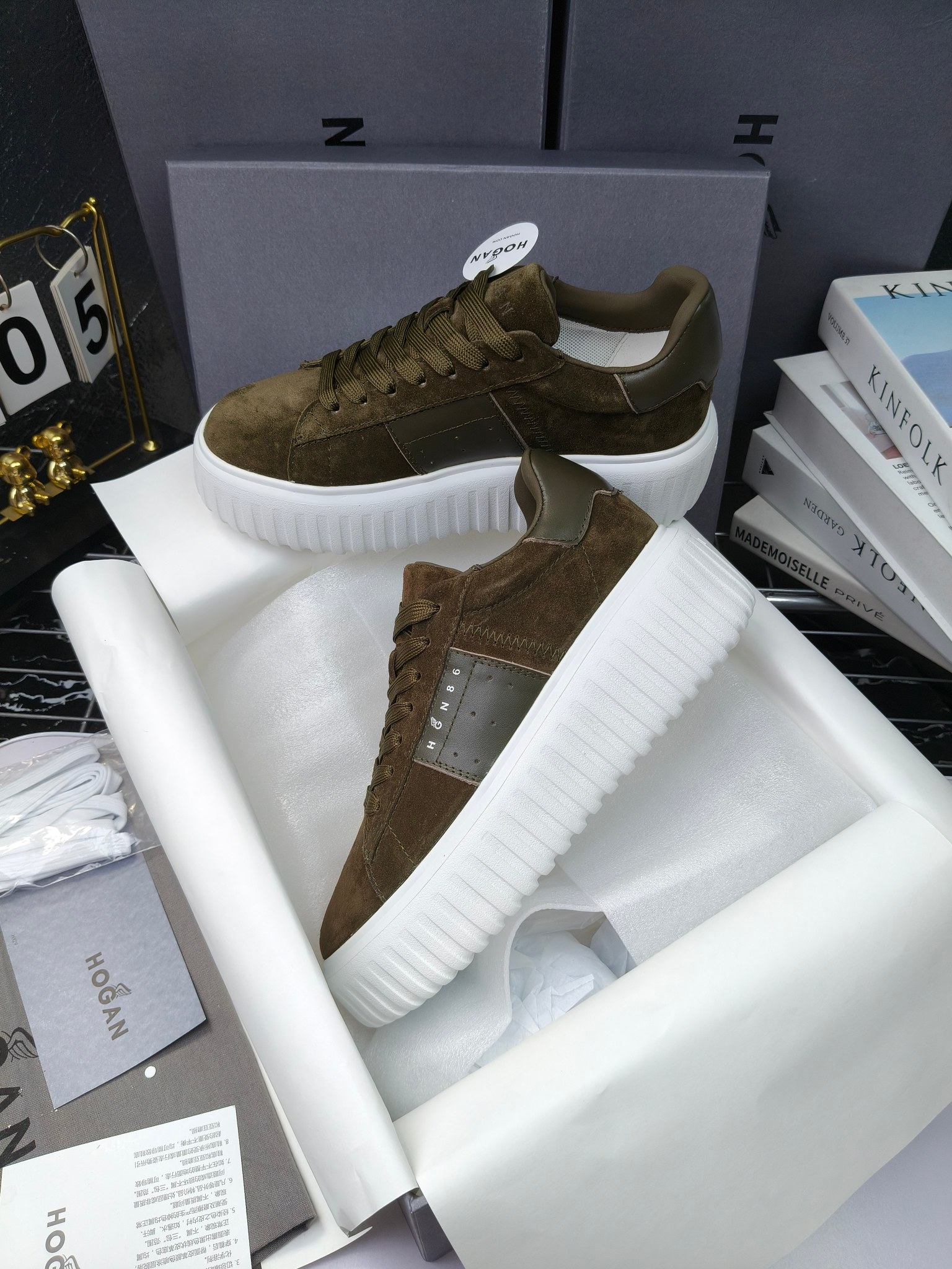 Hogan
散拿240
 N86最新饼干鞋，厚底鞋，飞艇鞋，情侣款运动鞋~~
小红书打卡款~~~增高6cm（泰酷辣）
面料：牛皮拼接色面料，皮革内里，透气网乳胶垫脚，H标复古风，
大底：抽真空PU发泡大底~~
男女款同色，经典百搭，休闲运动兼顾⚠️
女款35—41（40.41定做）
男款39—45（45.46定做） 
#小程序://微商相册/高清看款/8GeMGe4PXfxcl3l