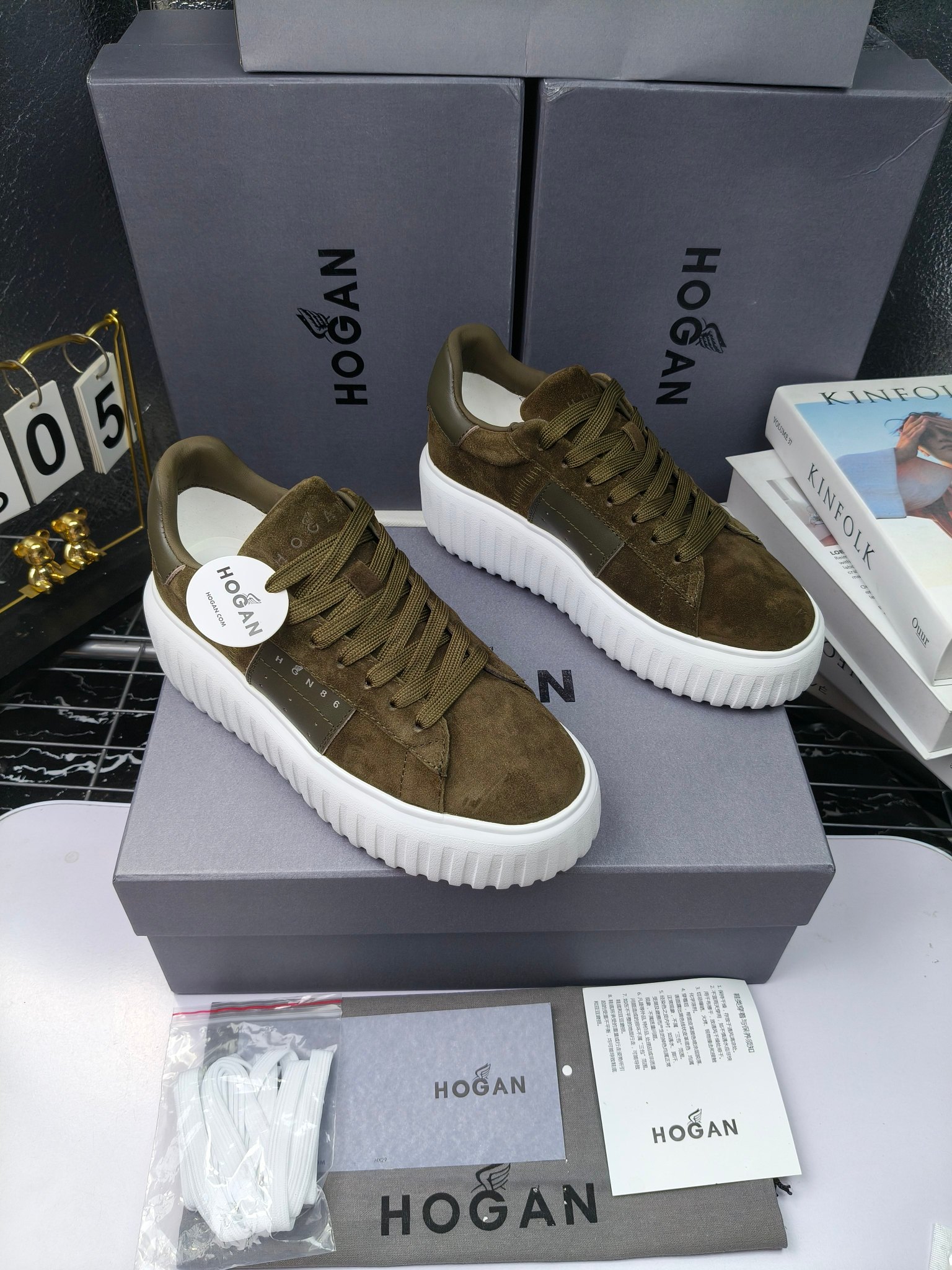 Hogan
散拿240
 N86最新饼干鞋，厚底鞋，飞艇鞋，情侣款运动鞋~~
小红书打卡款~~~增高6cm（泰酷辣）
面料：牛皮拼接色面料，皮革内里，透气网乳胶垫脚，H标复古风，
大底：抽真空PU发泡大底~~
男女款同色，经典百搭，休闲运动兼顾⚠️
女款35—41（40.41定做）
男款39—45（45.46定做） 
#小程序://微商相册/高清看款/8GeMGe4PXfxcl3l