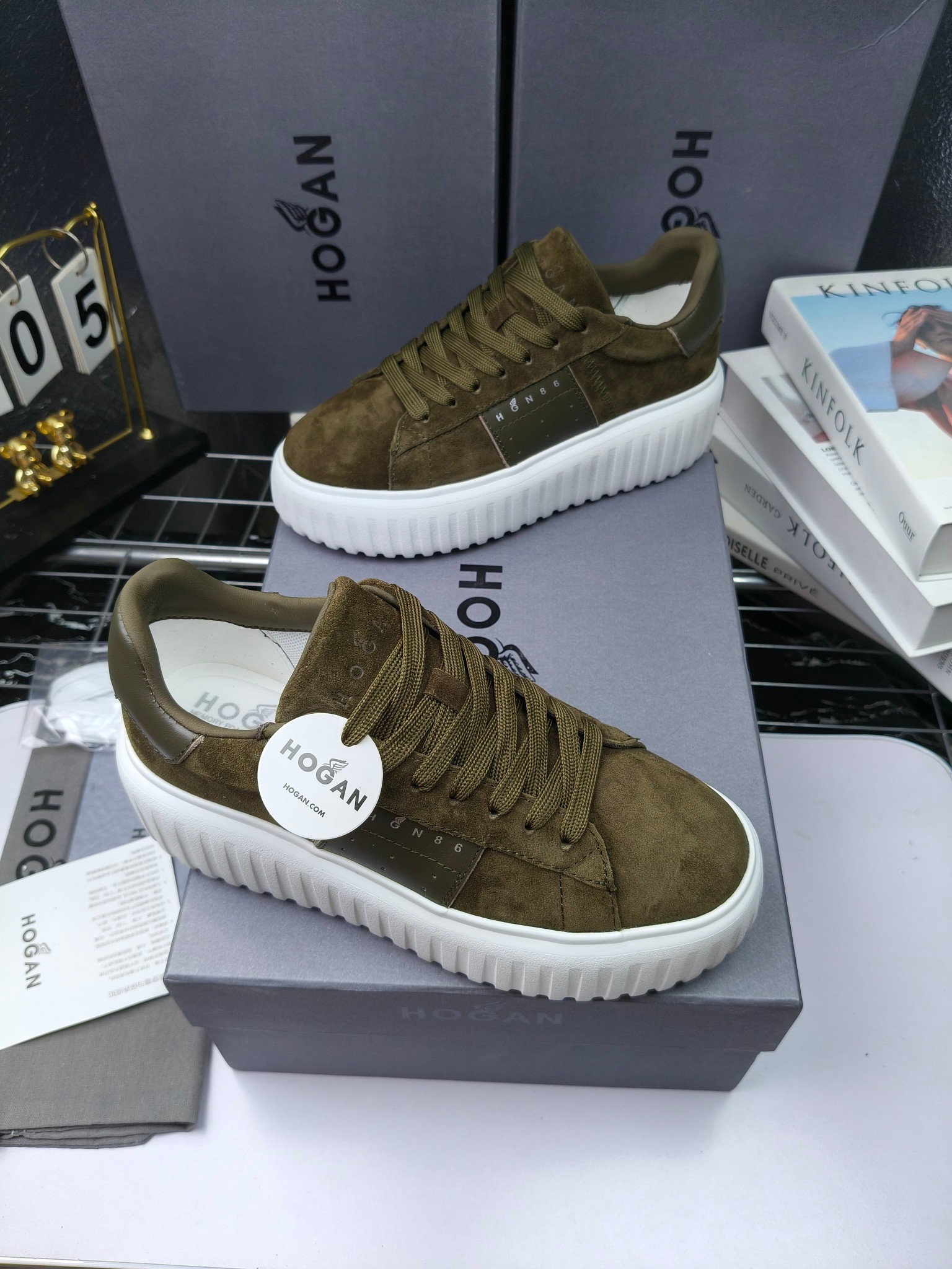 Hogan
散拿240
 N86最新饼干鞋，厚底鞋，飞艇鞋，情侣款运动鞋~~
小红书打卡款~~~增高6cm（泰酷辣）
面料：牛皮拼接色面料，皮革内里，透气网乳胶垫脚，H标复古风，
大底：抽真空PU发泡大底~~
男女款同色，经典百搭，休闲运动兼顾⚠️
女款35—41（40.41定做）
男款39—45（45.46定做） 
#小程序://微商相册/高清看款/8GeMGe4PXfxcl3l