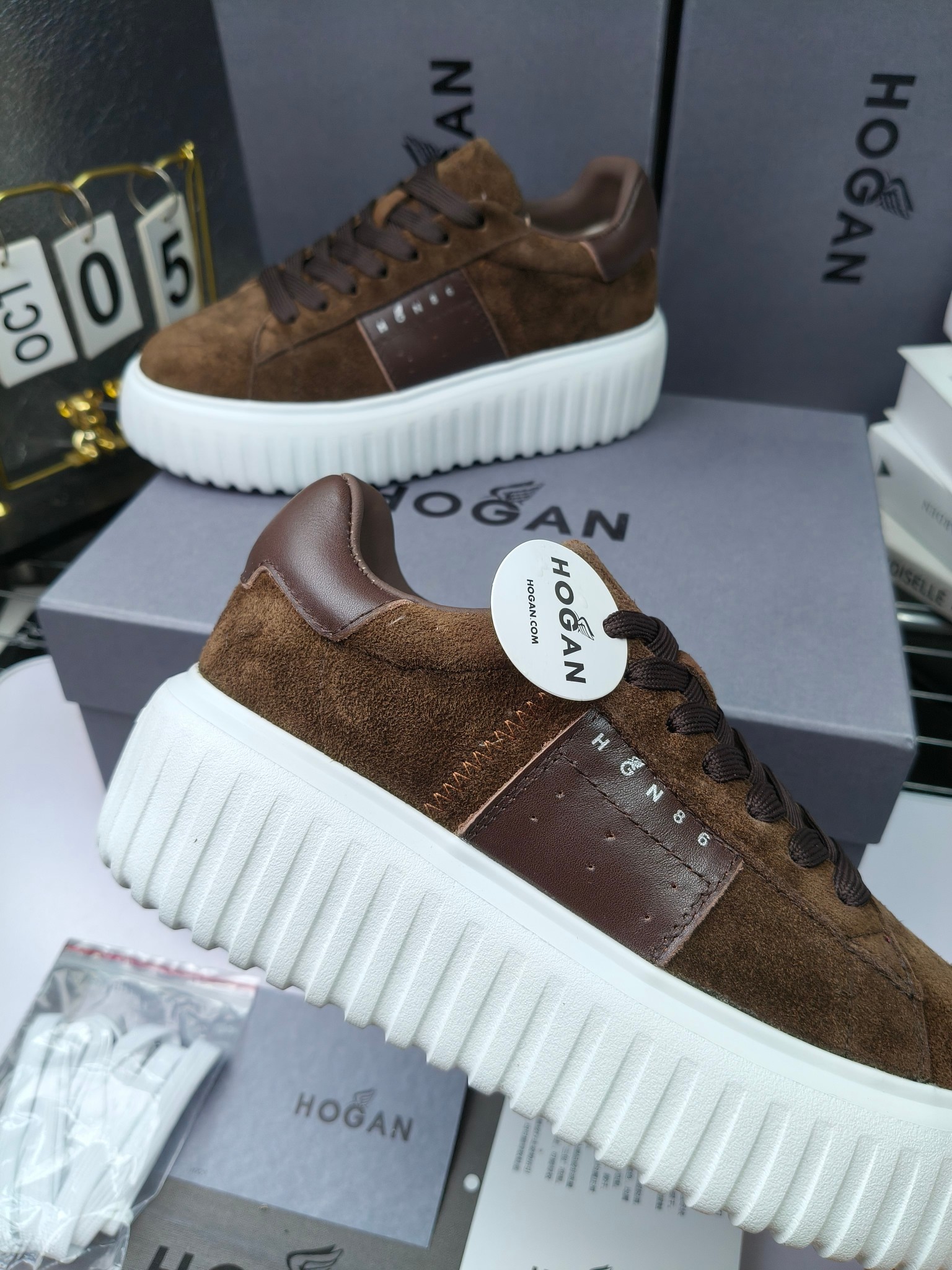 Hogan
散拿240
 N86最新饼干鞋，厚底鞋，飞艇鞋，情侣款运动鞋~~
小红书打卡款~~~增高6cm（泰酷辣）
面料：牛皮拼接色面料，皮革内里，透气网乳胶垫脚，H标复古风，
大底：抽真空PU发泡大底~~
男女款同色，经典百搭，休闲运动兼顾⚠️
女款35—41（40.41定做）
男款39—45（45.46定做） 
#小程序://微商相册/高清看款/8GeMGe4PXfxcl3l