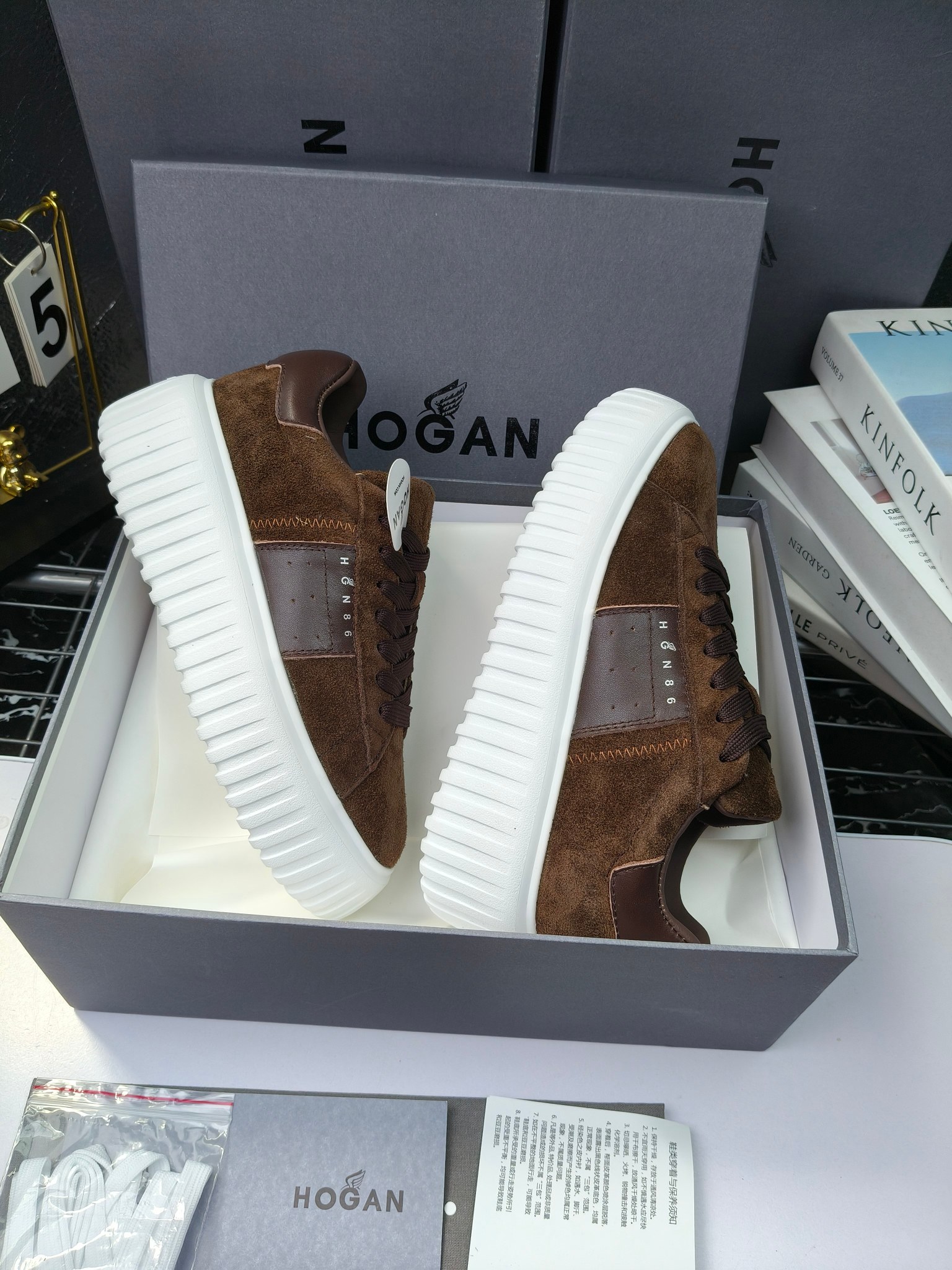 Hogan
散拿240
 N86最新饼干鞋，厚底鞋，飞艇鞋，情侣款运动鞋~~
小红书打卡款~~~增高6cm（泰酷辣）
面料：牛皮拼接色面料，皮革内里，透气网乳胶垫脚，H标复古风，
大底：抽真空PU发泡大底~~
男女款同色，经典百搭，休闲运动兼顾⚠️
女款35—41（40.41定做）
男款39—45（45.46定做） 
#小程序://微商相册/高清看款/8GeMGe4PXfxcl3l