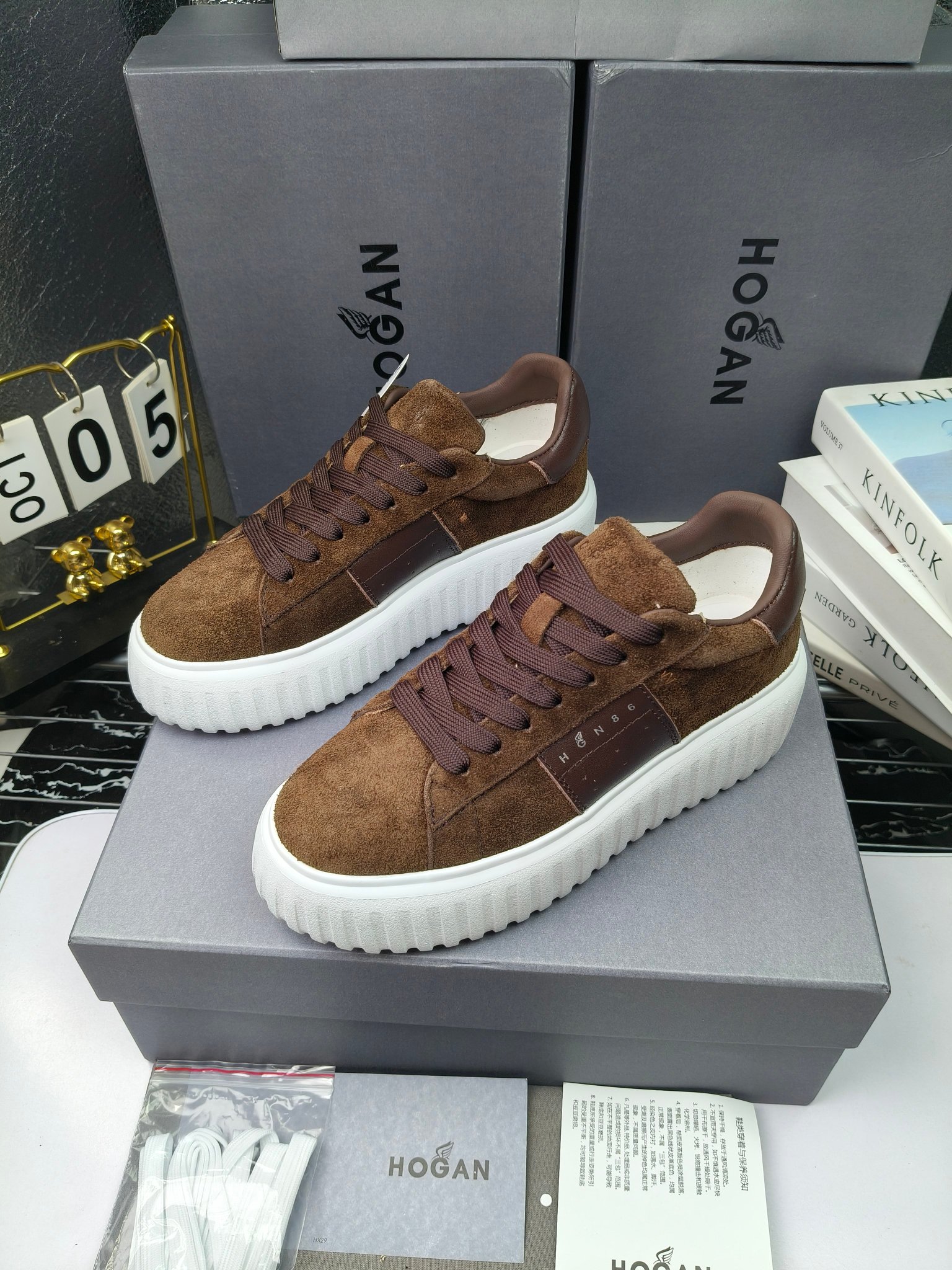 Hogan
散拿240
 N86最新饼干鞋，厚底鞋，飞艇鞋，情侣款运动鞋~~
小红书打卡款~~~增高6cm（泰酷辣）
面料：牛皮拼接色面料，皮革内里，透气网乳胶垫脚，H标复古风，
大底：抽真空PU发泡大底~~
男女款同色，经典百搭，休闲运动兼顾⚠️
女款35—41（40.41定做）
男款39—45（45.46定做） 
#小程序://微商相册/高清看款/8GeMGe4PXfxcl3l