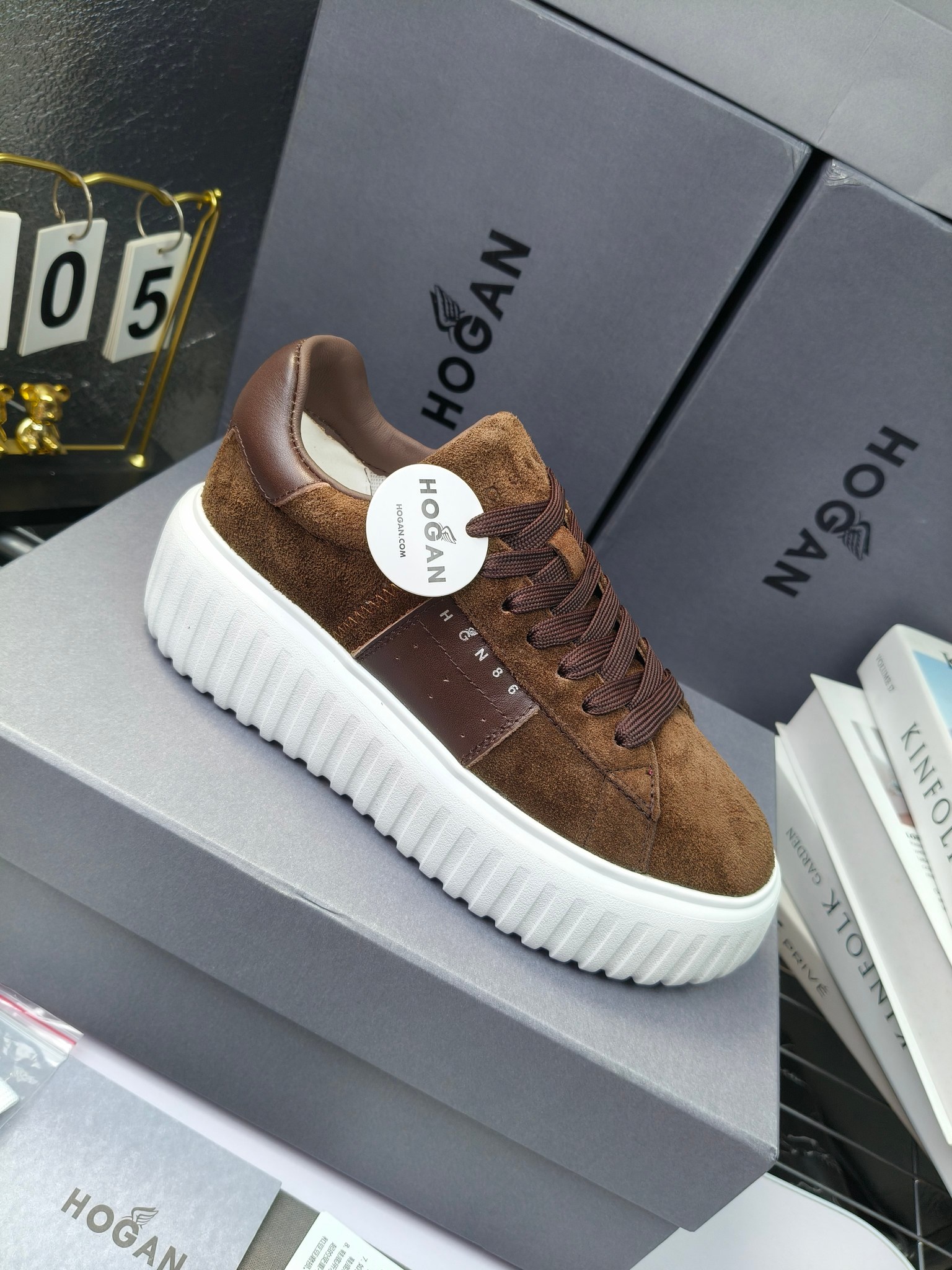 Hogan
散拿240
 N86最新饼干鞋，厚底鞋，飞艇鞋，情侣款运动鞋~~
小红书打卡款~~~增高6cm（泰酷辣）
面料：牛皮拼接色面料，皮革内里，透气网乳胶垫脚，H标复古风，
大底：抽真空PU发泡大底~~
男女款同色，经典百搭，休闲运动兼顾⚠️
女款35—41（40.41定做）
男款39—45（45.46定做） 
#小程序://微商相册/高清看款/8GeMGe4PXfxcl3l