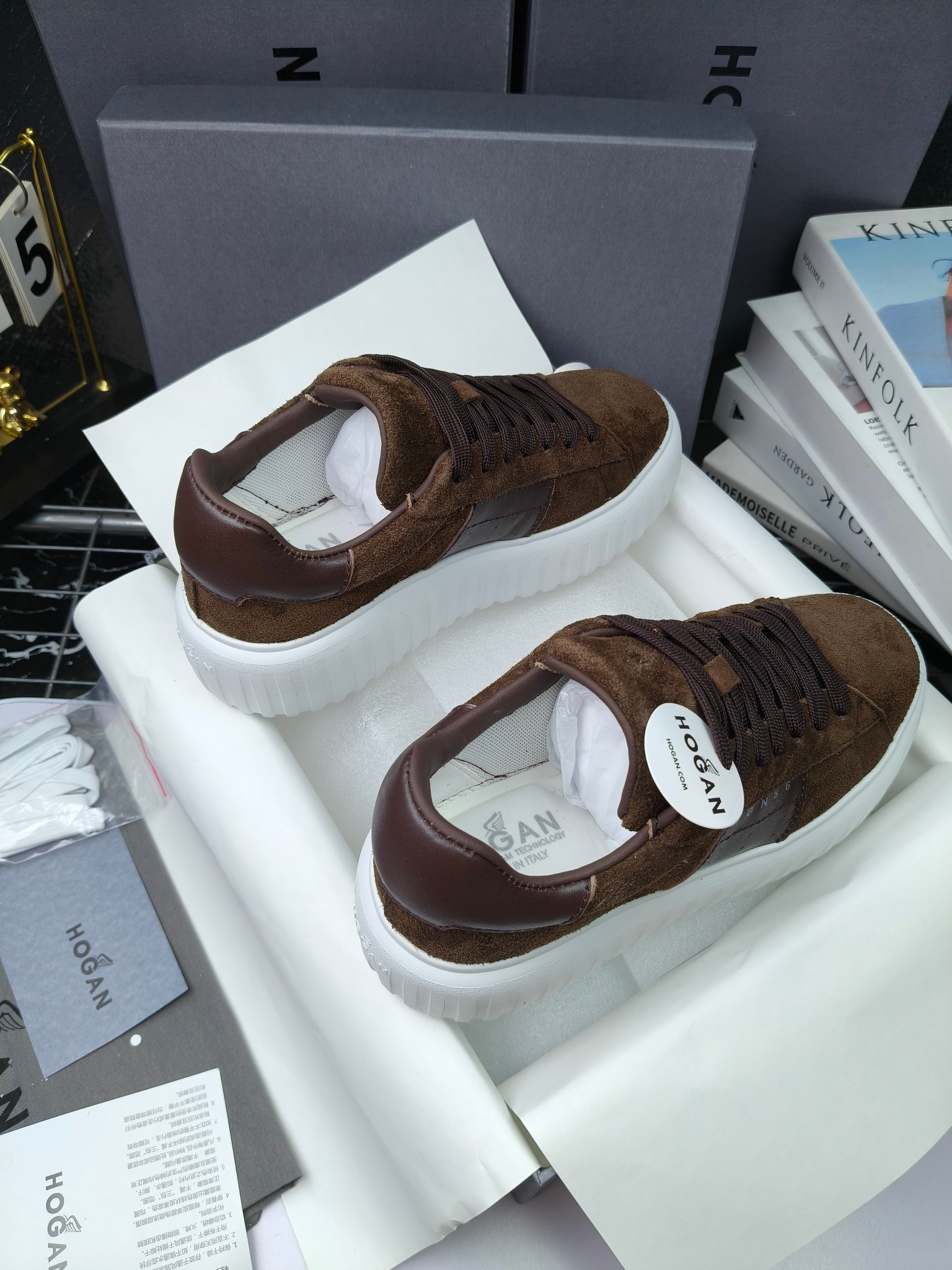 Hogan
散拿240
 N86最新饼干鞋，厚底鞋，飞艇鞋，情侣款运动鞋~~
小红书打卡款~~~增高6cm（泰酷辣）
面料：牛皮拼接色面料，皮革内里，透气网乳胶垫脚，H标复古风，
大底：抽真空PU发泡大底~~
男女款同色，经典百搭，休闲运动兼顾⚠️
女款35—41（40.41定做）
男款39—45（45.46定做） 
#小程序://微商相册/高清看款/8GeMGe4PXfxcl3l