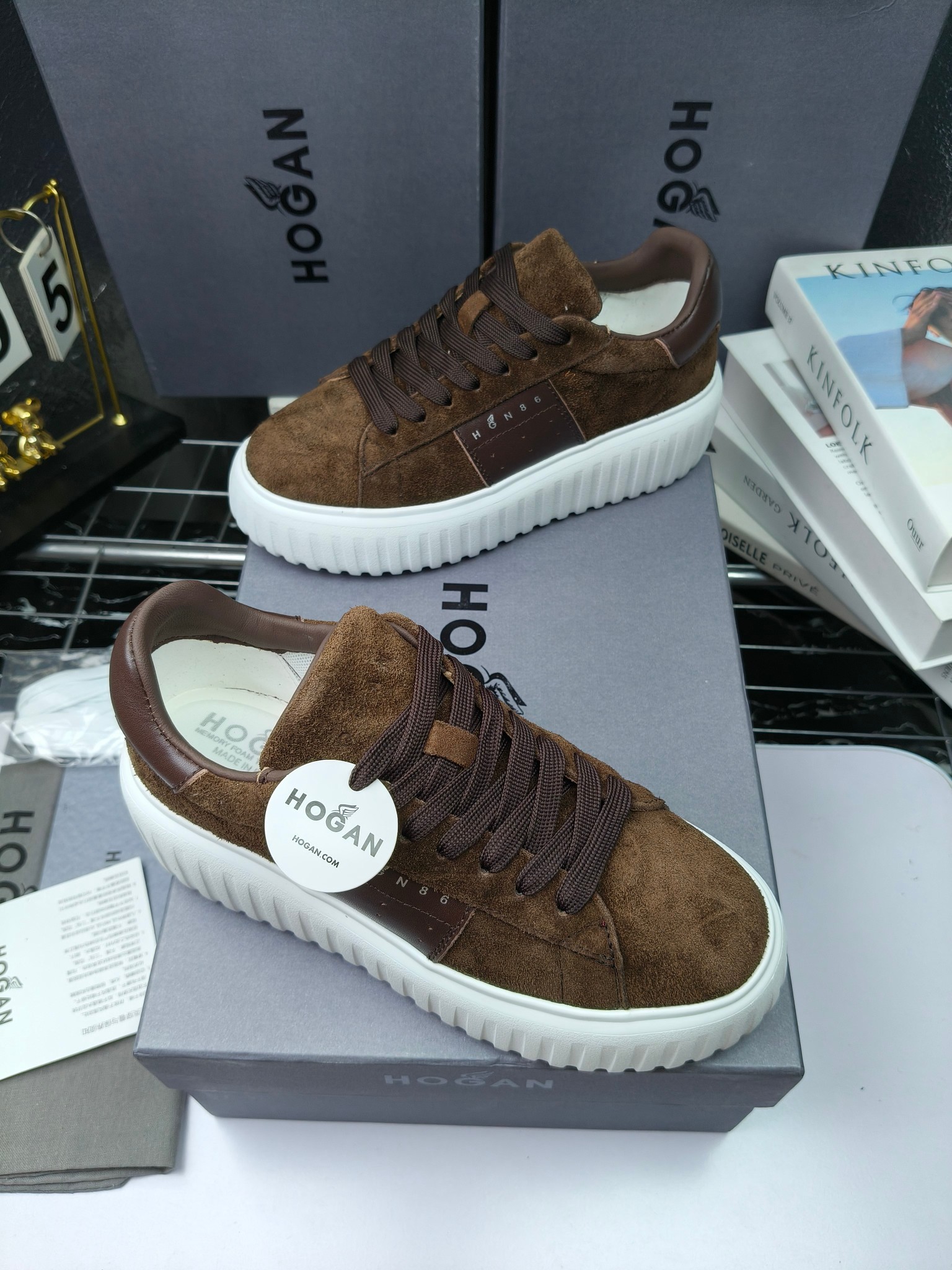 Hogan
散拿240
 N86最新饼干鞋，厚底鞋，飞艇鞋，情侣款运动鞋~~
小红书打卡款~~~增高6cm（泰酷辣）
面料：牛皮拼接色面料，皮革内里，透气网乳胶垫脚，H标复古风，
大底：抽真空PU发泡大底~~
男女款同色，经典百搭，休闲运动兼顾⚠️
女款35—41（40.41定做）
男款39—45（45.46定做） 
#小程序://微商相册/高清看款/8GeMGe4PXfxcl3l