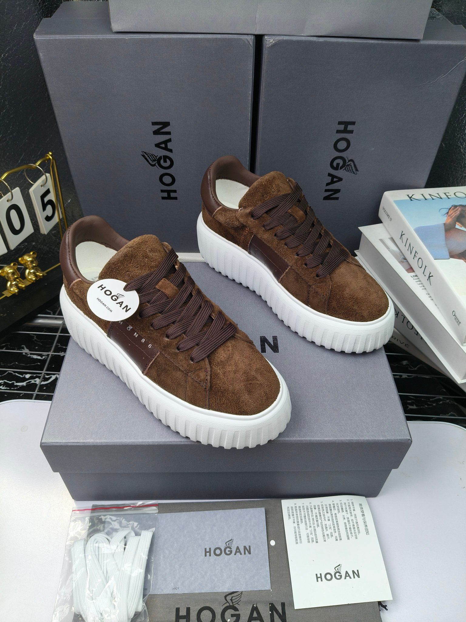 Hogan
散拿240
 N86最新饼干鞋，厚底鞋，飞艇鞋，情侣款运动鞋~~
小红书打卡款~~~增高6cm（泰酷辣）
面料：牛皮拼接色面料，皮革内里，透气网乳胶垫脚，H标复古风，
大底：抽真空PU发泡大底~~
男女款同色，经典百搭，休闲运动兼顾⚠️
女款35—41（40.41定做）
男款39—45（45.46定做） 
#小程序://微商相册/高清看款/8GeMGe4PXfxcl3l