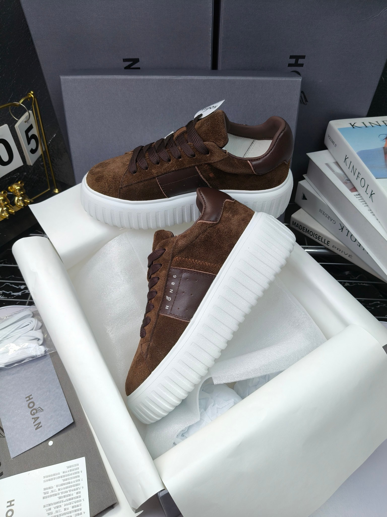 Hogan
散拿240
 N86最新饼干鞋，厚底鞋，飞艇鞋，情侣款运动鞋~~
小红书打卡款~~~增高6cm（泰酷辣）
面料：牛皮拼接色面料，皮革内里，透气网乳胶垫脚，H标复古风，
大底：抽真空PU发泡大底~~
男女款同色，经典百搭，休闲运动兼顾⚠️
女款35—41（40.41定做）
男款39—45（45.46定做） 
#小程序://微商相册/高清看款/8GeMGe4PXfxcl3l