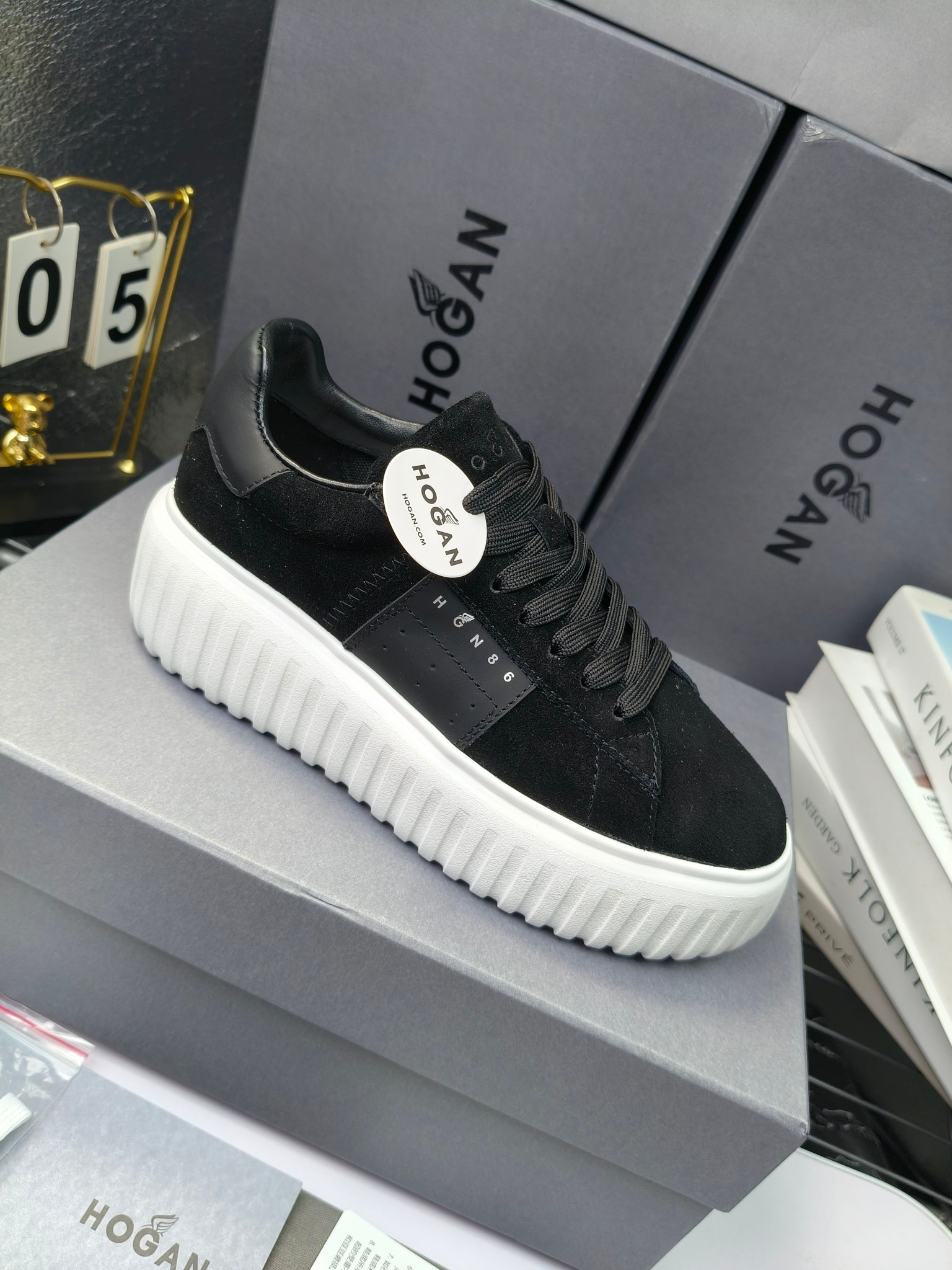 Hogan
散拿240
 N86最新饼干鞋，厚底鞋，飞艇鞋，情侣款运动鞋~~
小红书打卡款~~~增高6cm（泰酷辣）
面料：牛皮拼接色面料，皮革内里，透气网乳胶垫脚，H标复古风，
大底：抽真空PU发泡大底~~
男女款同色，经典百搭，休闲运动兼顾⚠️
女款35—41（40.41定做）
男款39—45（45.46定做） 
#小程序://微商相册/高清看款/8GeMGe4PXfxcl3l