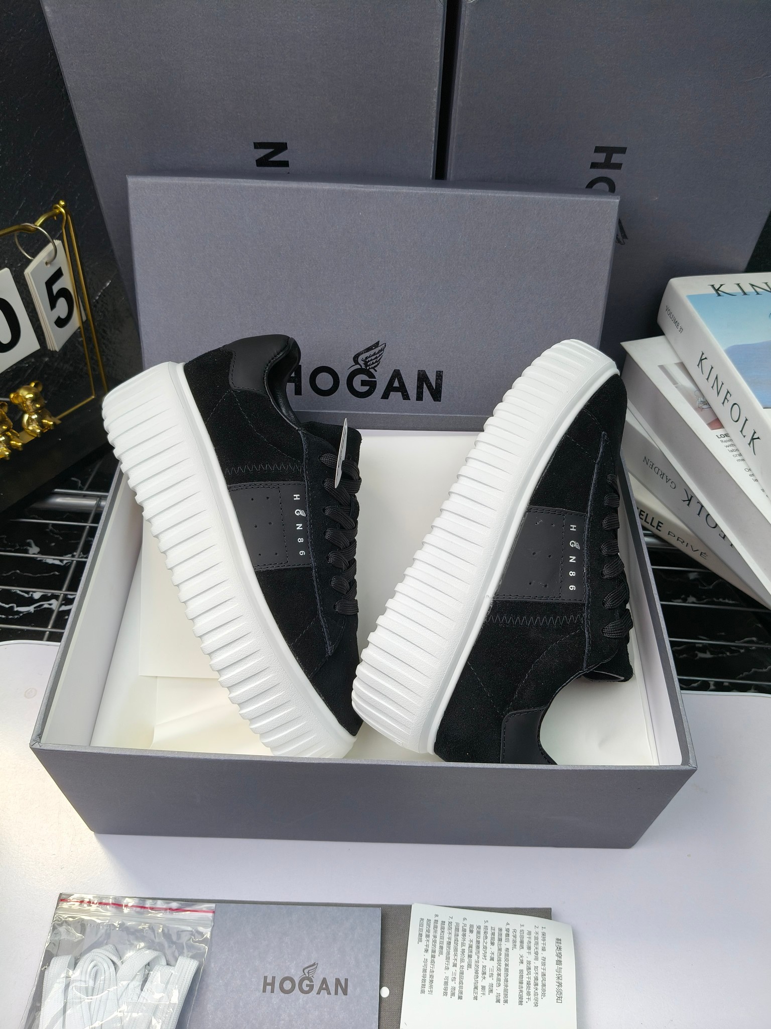 Hogan
散拿240
 N86最新饼干鞋，厚底鞋，飞艇鞋，情侣款运动鞋~~
小红书打卡款~~~增高6cm（泰酷辣）
面料：牛皮拼接色面料，皮革内里，透气网乳胶垫脚，H标复古风，
大底：抽真空PU发泡大底~~
男女款同色，经典百搭，休闲运动兼顾⚠️
女款35—41（40.41定做）
男款39—45（45.46定做） 
#小程序://微商相册/高清看款/8GeMGe4PXfxcl3l