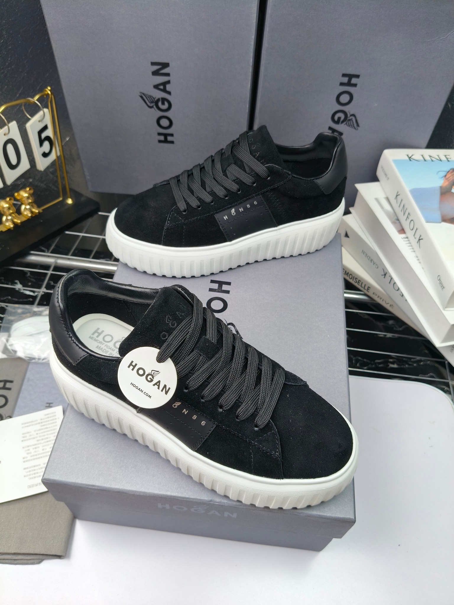 Hogan
散拿240
 N86最新饼干鞋，厚底鞋，飞艇鞋，情侣款运动鞋~~
小红书打卡款~~~增高6cm（泰酷辣）
面料：牛皮拼接色面料，皮革内里，透气网乳胶垫脚，H标复古风，
大底：抽真空PU发泡大底~~
男女款同色，经典百搭，休闲运动兼顾⚠️
女款35—41（40.41定做）
男款39—45（45.46定做） 
#小程序://微商相册/高清看款/8GeMGe4PXfxcl3l