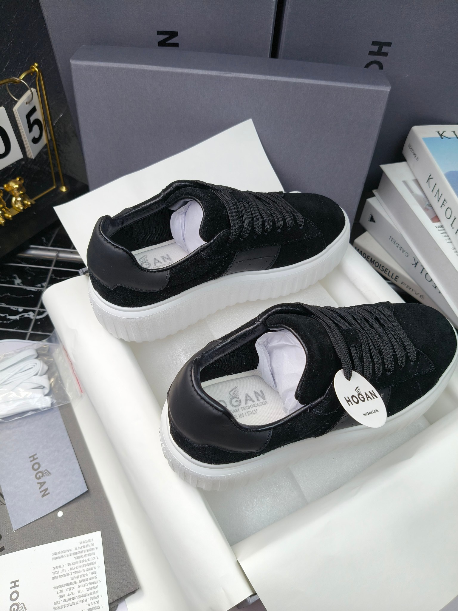 Hogan
散拿240
 N86最新饼干鞋，厚底鞋，飞艇鞋，情侣款运动鞋~~
小红书打卡款~~~增高6cm（泰酷辣）
面料：牛皮拼接色面料，皮革内里，透气网乳胶垫脚，H标复古风，
大底：抽真空PU发泡大底~~
男女款同色，经典百搭，休闲运动兼顾⚠️
女款35—41（40.41定做）
男款39—45（45.46定做） 
#小程序://微商相册/高清看款/8GeMGe4PXfxcl3l