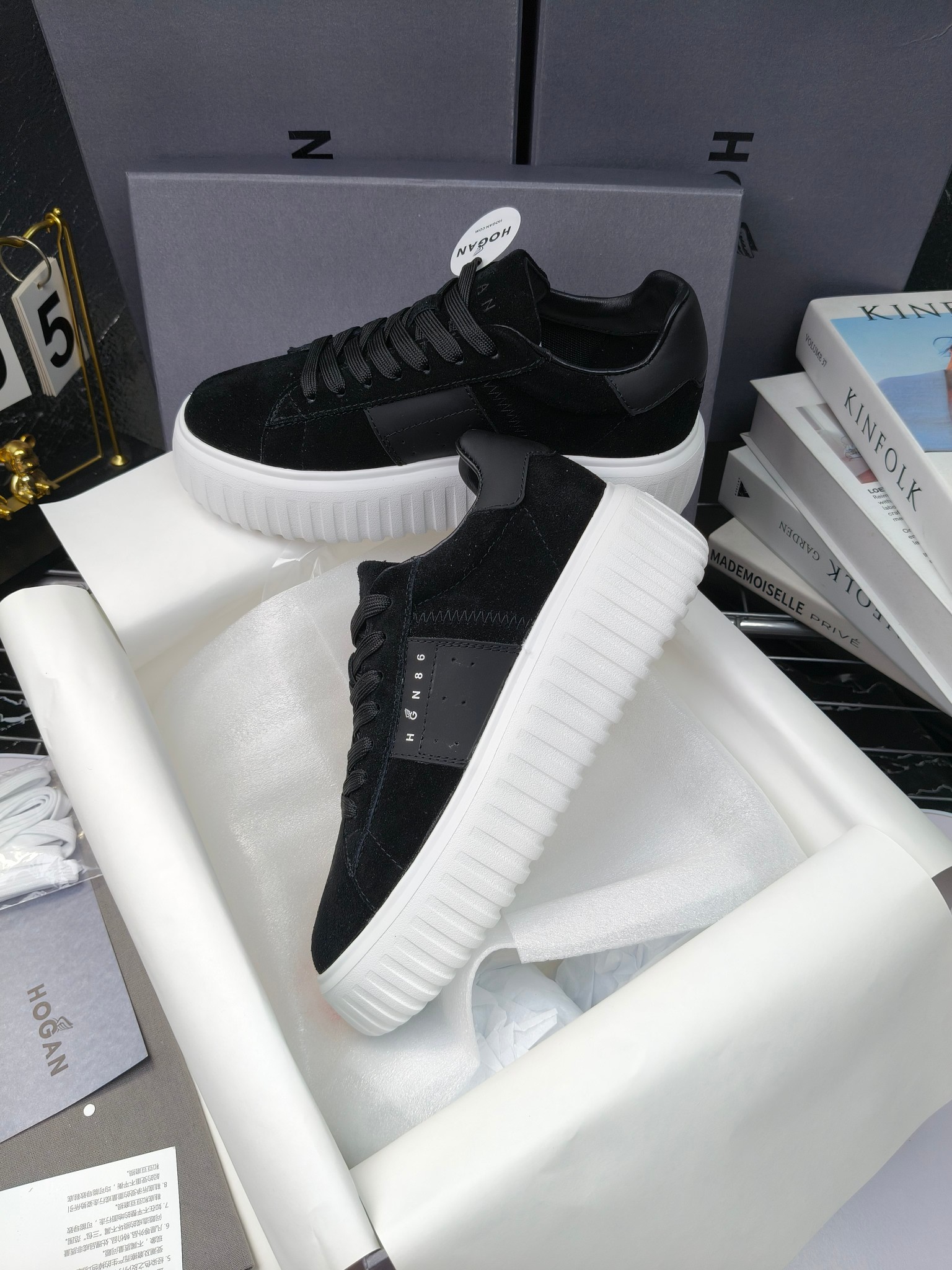 Hogan
散拿240
 N86最新饼干鞋，厚底鞋，飞艇鞋，情侣款运动鞋~~
小红书打卡款~~~增高6cm（泰酷辣）
面料：牛皮拼接色面料，皮革内里，透气网乳胶垫脚，H标复古风，
大底：抽真空PU发泡大底~~
男女款同色，经典百搭，休闲运动兼顾⚠️
女款35—41（40.41定做）
男款39—45（45.46定做） 
#小程序://微商相册/高清看款/8GeMGe4PXfxcl3l