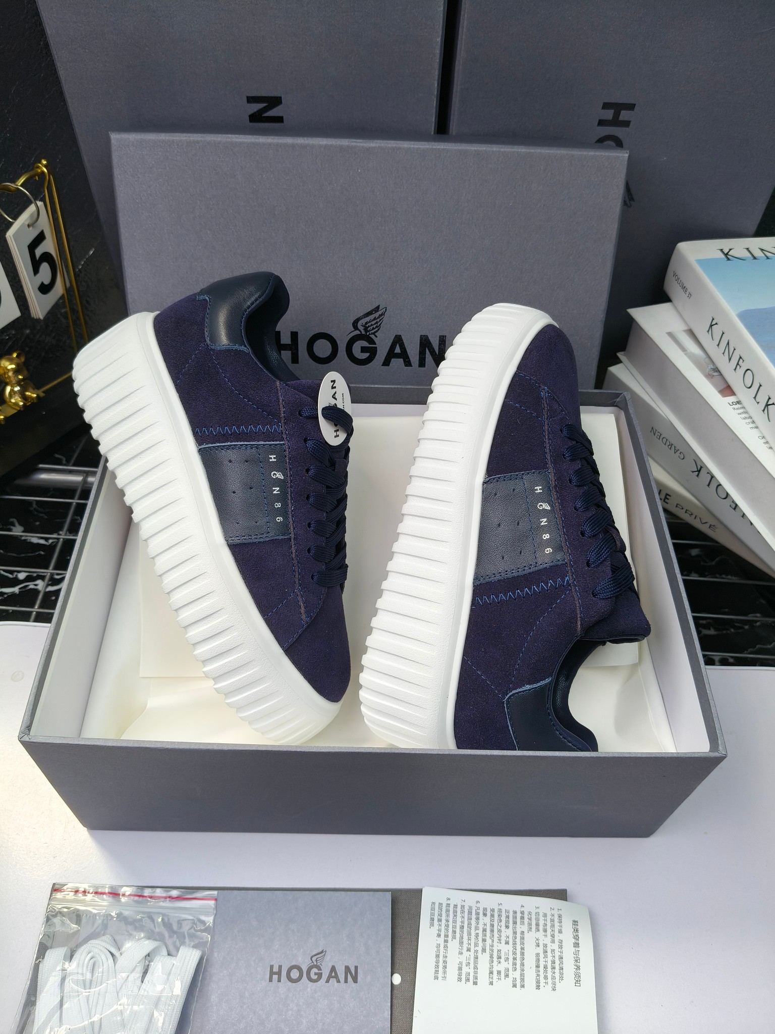 Hogan
散拿240
 N86最新饼干鞋，厚底鞋，飞艇鞋，情侣款运动鞋~~
小红书打卡款~~~增高6cm（泰酷辣）
面料：牛皮拼接色面料，皮革内里，透气网乳胶垫脚，H标复古风，
大底：抽真空PU发泡大底~~
男女款同色，经典百搭，休闲运动兼顾⚠️
女款35—41（40.41定做）
男款39—45（45.46定做） 
#小程序://微商相册/高清看款/8GeMGe4PXfxcl3l