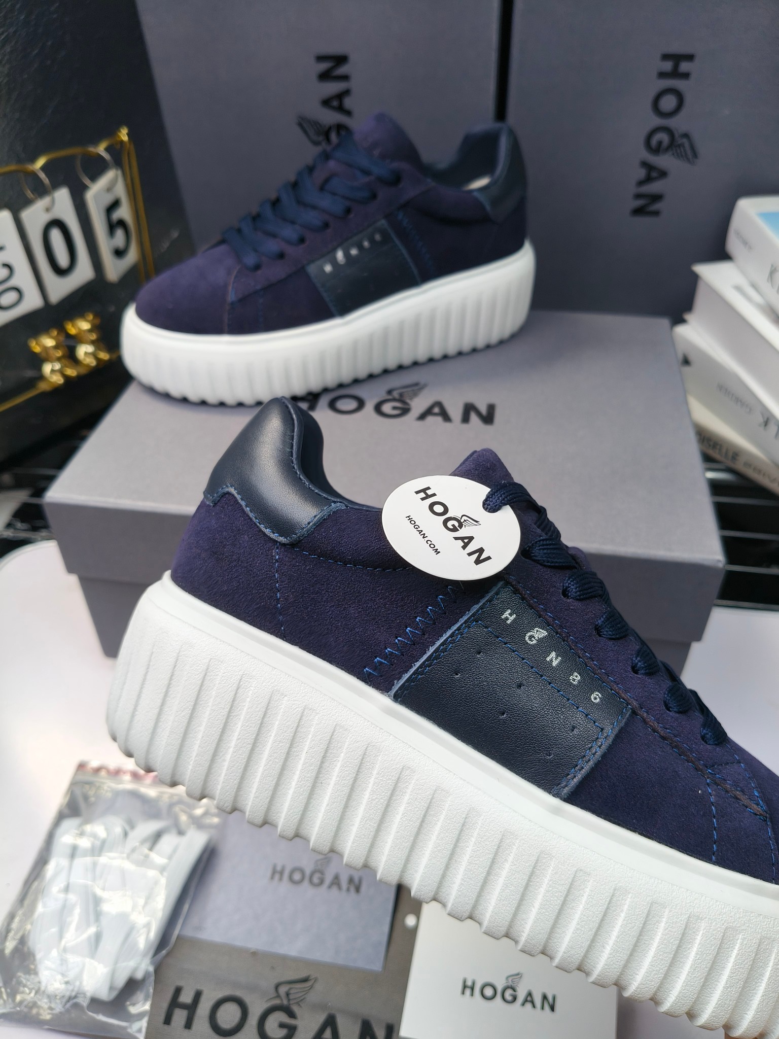 Hogan
散拿240
 N86最新饼干鞋，厚底鞋，飞艇鞋，情侣款运动鞋~~
小红书打卡款~~~增高6cm（泰酷辣）
面料：牛皮拼接色面料，皮革内里，透气网乳胶垫脚，H标复古风，
大底：抽真空PU发泡大底~~
男女款同色，经典百搭，休闲运动兼顾⚠️
女款35—41（40.41定做）
男款39—45（45.46定做） 
#小程序://微商相册/高清看款/8GeMGe4PXfxcl3l