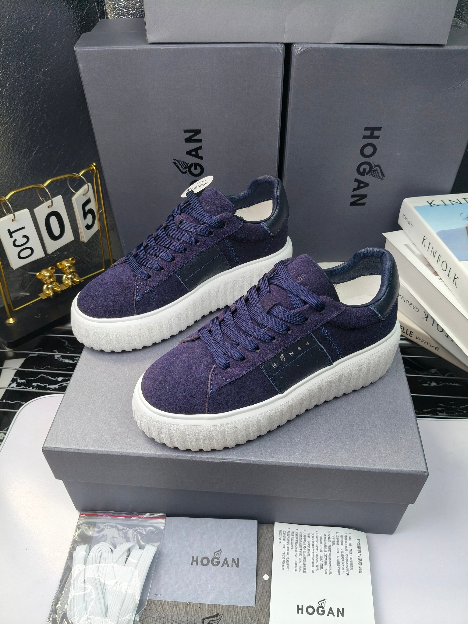 Hogan
散拿240
 N86最新饼干鞋，厚底鞋，飞艇鞋，情侣款运动鞋~~
小红书打卡款~~~增高6cm（泰酷辣）
面料：牛皮拼接色面料，皮革内里，透气网乳胶垫脚，H标复古风，
大底：抽真空PU发泡大底~~
男女款同色，经典百搭，休闲运动兼顾⚠️
女款35—41（40.41定做）
男款39—45（45.46定做） 
#小程序://微商相册/高清看款/8GeMGe4PXfxcl3l