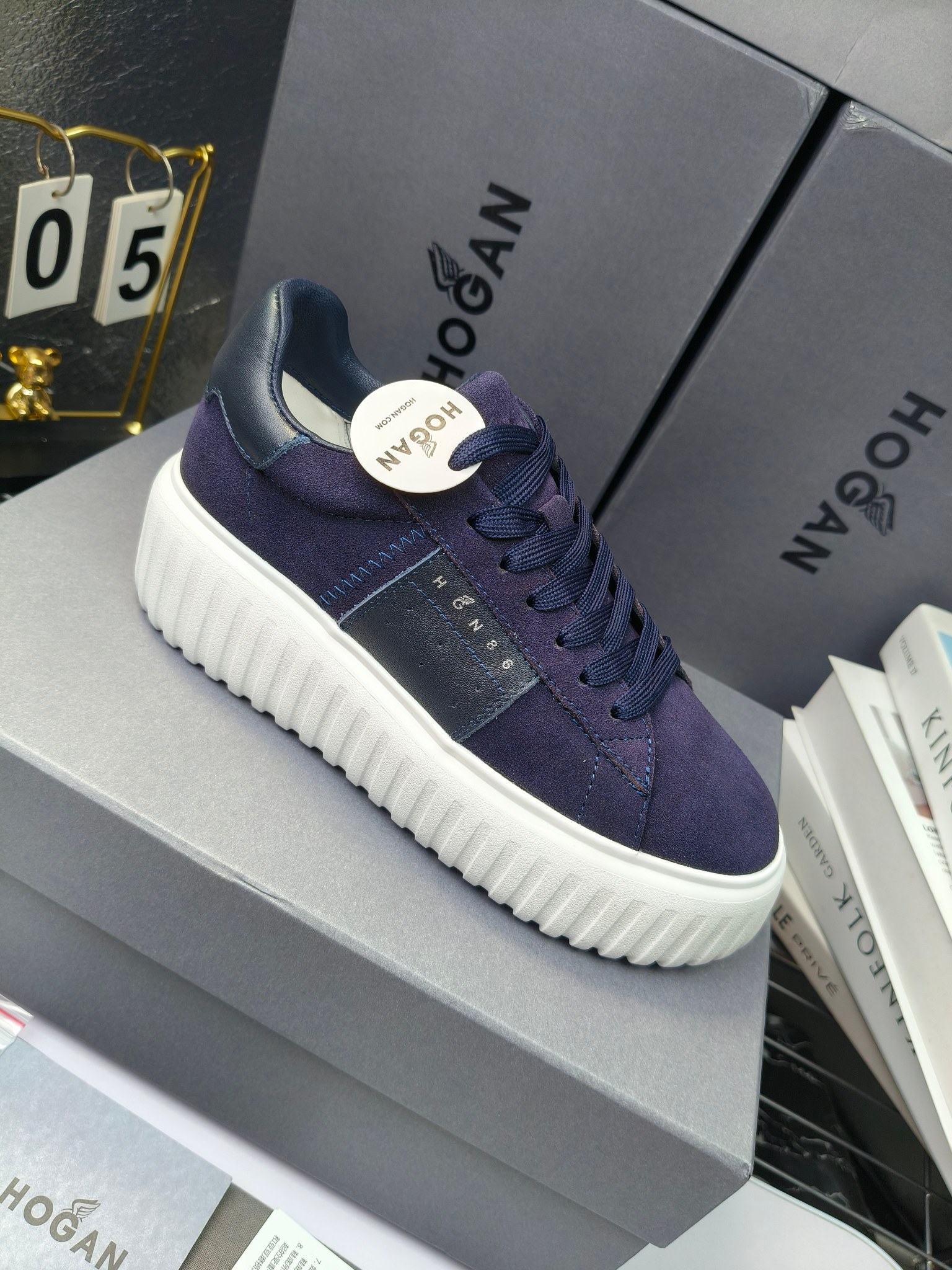 Hogan
散拿240
 N86最新饼干鞋，厚底鞋，飞艇鞋，情侣款运动鞋~~
小红书打卡款~~~增高6cm（泰酷辣）
面料：牛皮拼接色面料，皮革内里，透气网乳胶垫脚，H标复古风，
大底：抽真空PU发泡大底~~
男女款同色，经典百搭，休闲运动兼顾⚠️
女款35—41（40.41定做）
男款39—45（45.46定做） 
#小程序://微商相册/高清看款/8GeMGe4PXfxcl3l