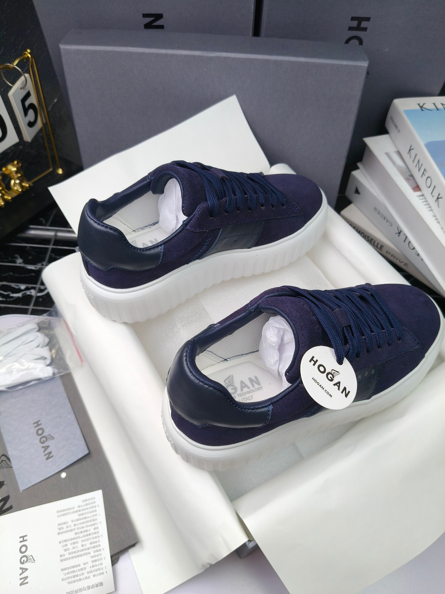 Hogan
散拿240
 N86最新饼干鞋，厚底鞋，飞艇鞋，情侣款运动鞋~~
小红书打卡款~~~增高6cm（泰酷辣）
面料：牛皮拼接色面料，皮革内里，透气网乳胶垫脚，H标复古风，
大底：抽真空PU发泡大底~~
男女款同色，经典百搭，休闲运动兼顾⚠️
女款35—41（40.41定做）
男款39—45（45.46定做） 
#小程序://微商相册/高清看款/8GeMGe4PXfxcl3l