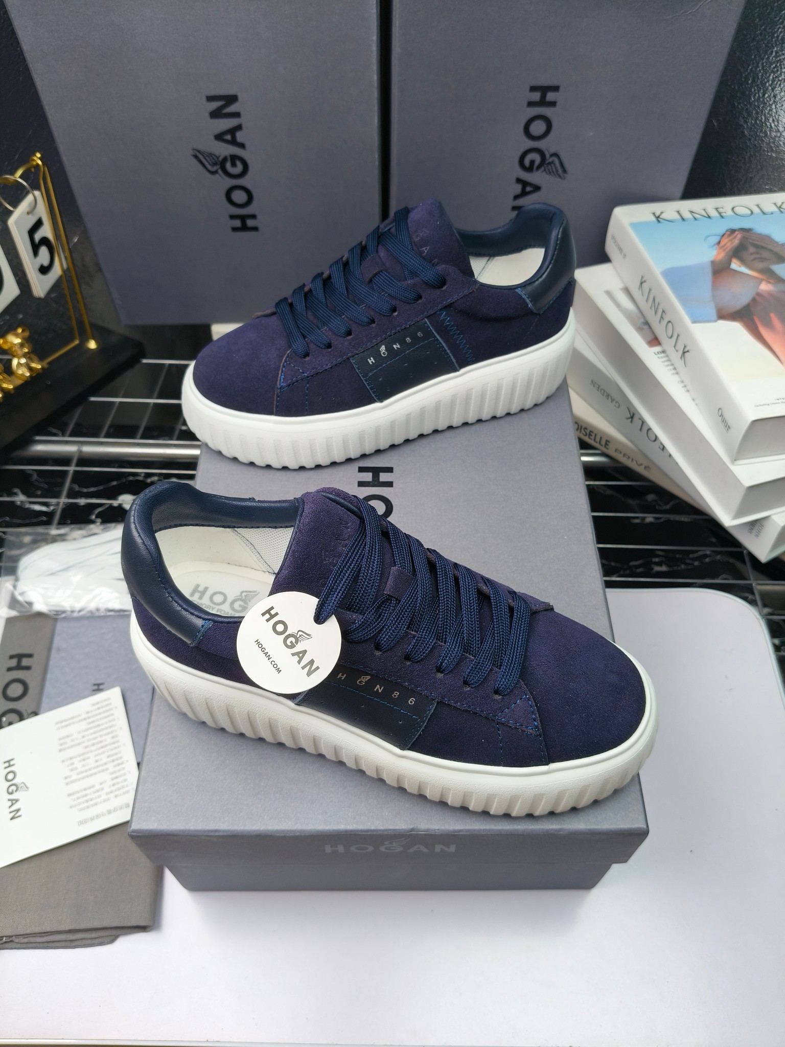 Hogan
散拿240
 N86最新饼干鞋，厚底鞋，飞艇鞋，情侣款运动鞋~~
小红书打卡款~~~增高6cm（泰酷辣）
面料：牛皮拼接色面料，皮革内里，透气网乳胶垫脚，H标复古风，
大底：抽真空PU发泡大底~~
男女款同色，经典百搭，休闲运动兼顾⚠️
女款35—41（40.41定做）
男款39—45（45.46定做） 
#小程序://微商相册/高清看款/8GeMGe4PXfxcl3l