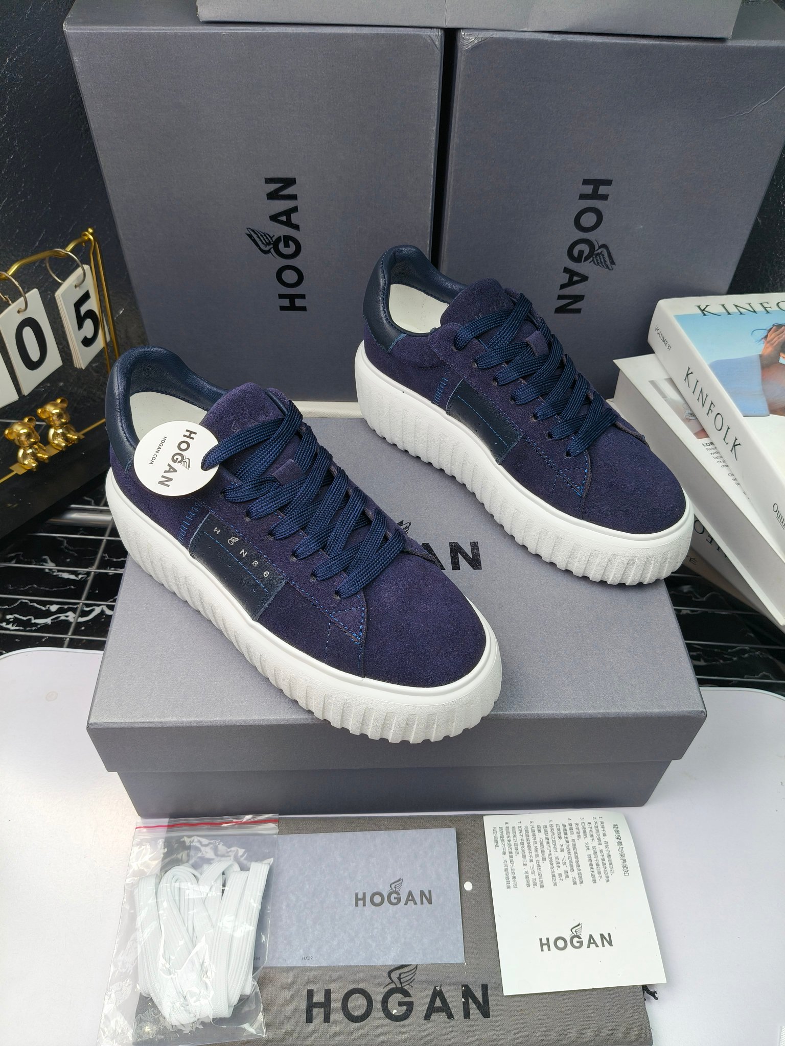 Hogan
散拿240
 N86最新饼干鞋，厚底鞋，飞艇鞋，情侣款运动鞋~~
小红书打卡款~~~增高6cm（泰酷辣）
面料：牛皮拼接色面料，皮革内里，透气网乳胶垫脚，H标复古风，
大底：抽真空PU发泡大底~~
男女款同色，经典百搭，休闲运动兼顾⚠️
女款35—41（40.41定做）
男款39—45（45.46定做） 
#小程序://微商相册/高清看款/8GeMGe4PXfxcl3l