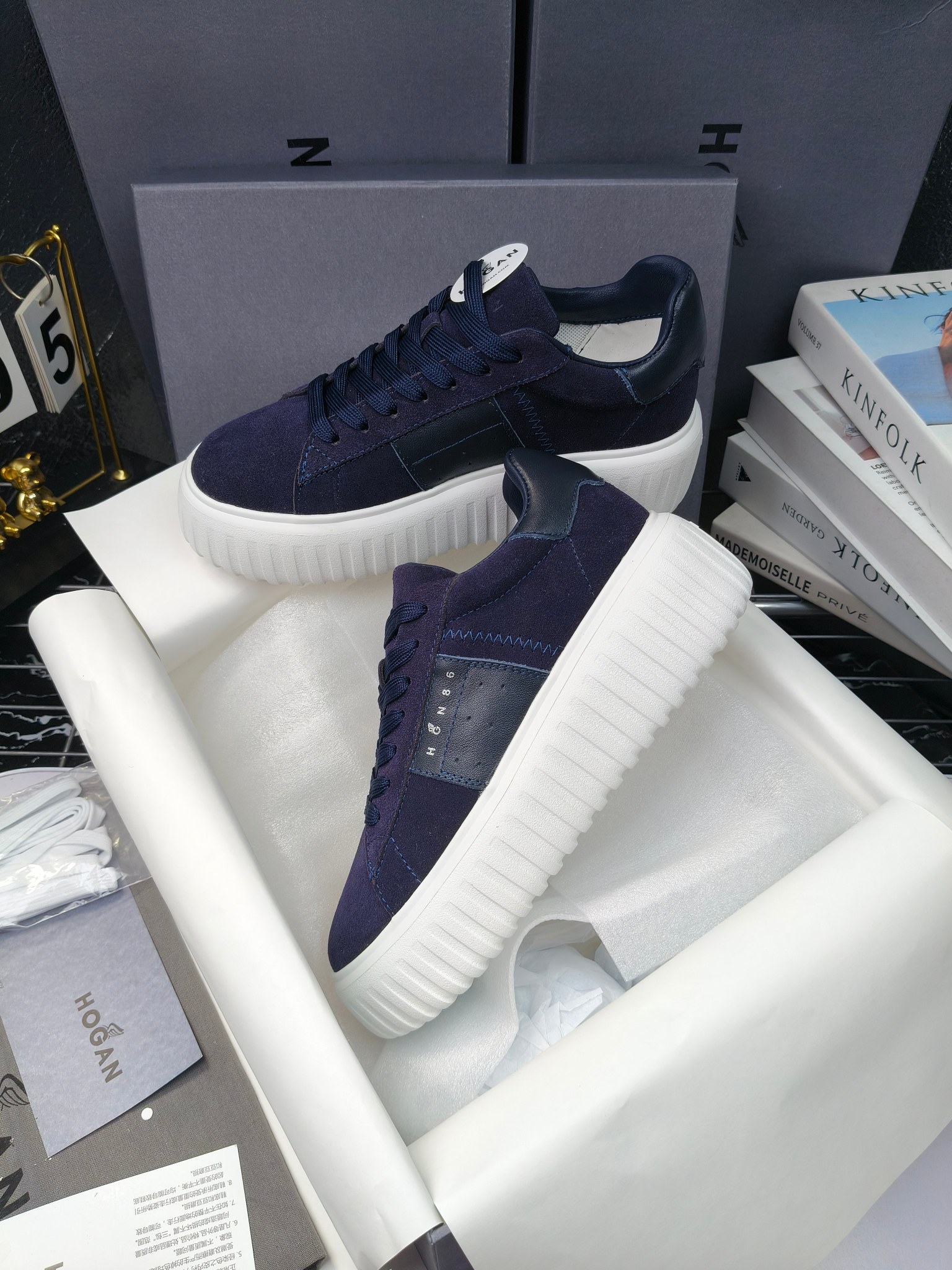 Hogan
散拿240
 N86最新饼干鞋，厚底鞋，飞艇鞋，情侣款运动鞋~~
小红书打卡款~~~增高6cm（泰酷辣）
面料：牛皮拼接色面料，皮革内里，透气网乳胶垫脚，H标复古风，
大底：抽真空PU发泡大底~~
男女款同色，经典百搭，休闲运动兼顾⚠️
女款35—41（40.41定做）
男款39—45（45.46定做） 
#小程序://微商相册/高清看款/8GeMGe4PXfxcl3l