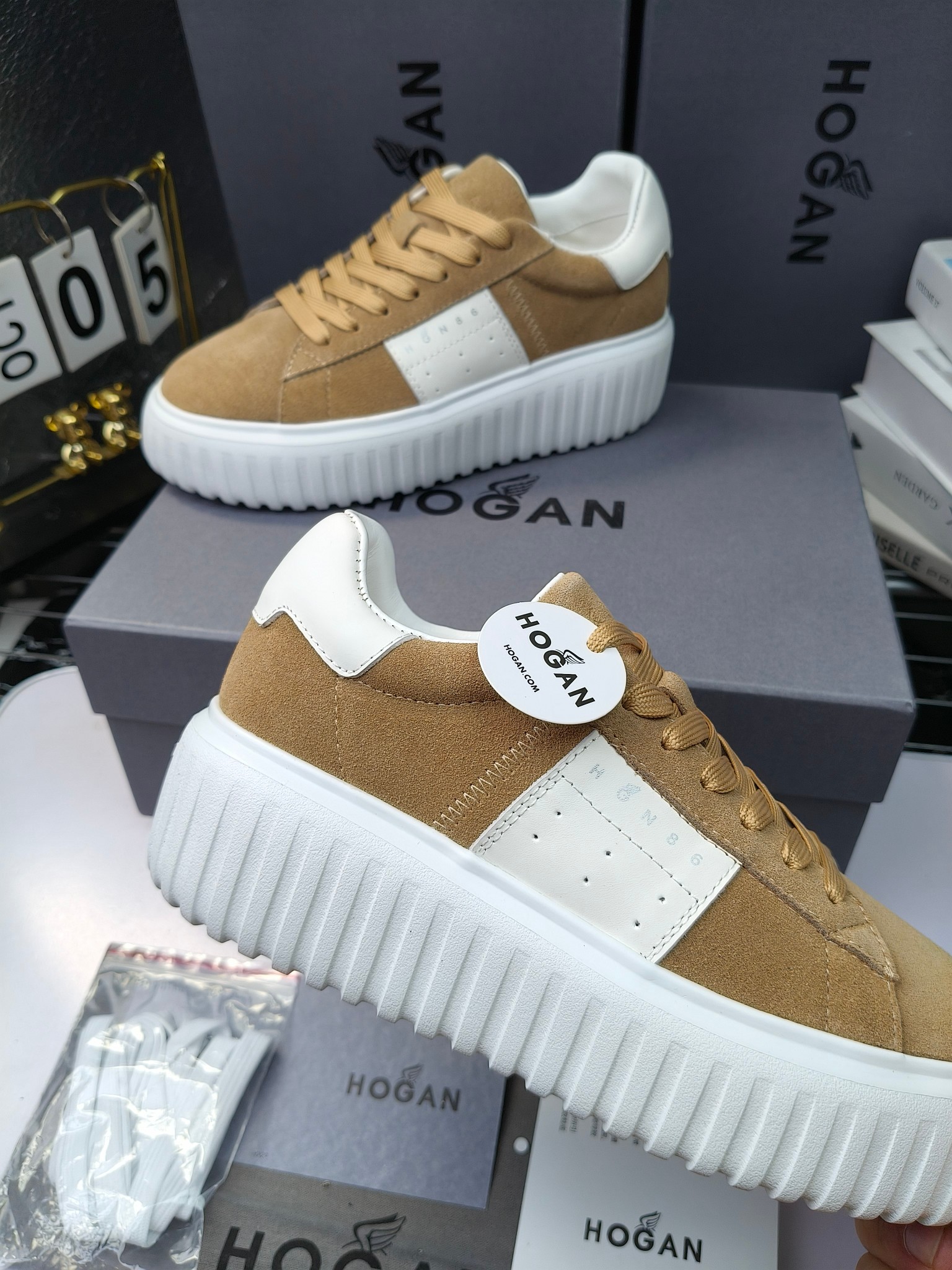 Hogan
散拿240
 N86最新饼干鞋，厚底鞋，飞艇鞋，情侣款运动鞋~~
小红书打卡款~~~增高6cm（泰酷辣）
面料：牛皮拼接色面料，皮革内里，透气网乳胶垫脚，H标复古风，
大底：抽真空PU发泡大底~~
男女款同色，经典百搭，休闲运动兼顾⚠️
女款35—41（40.41定做）
男款39—45（45.46定做） 
#小程序://微商相册/高清看款/8GeMGe4PXfxcl3l