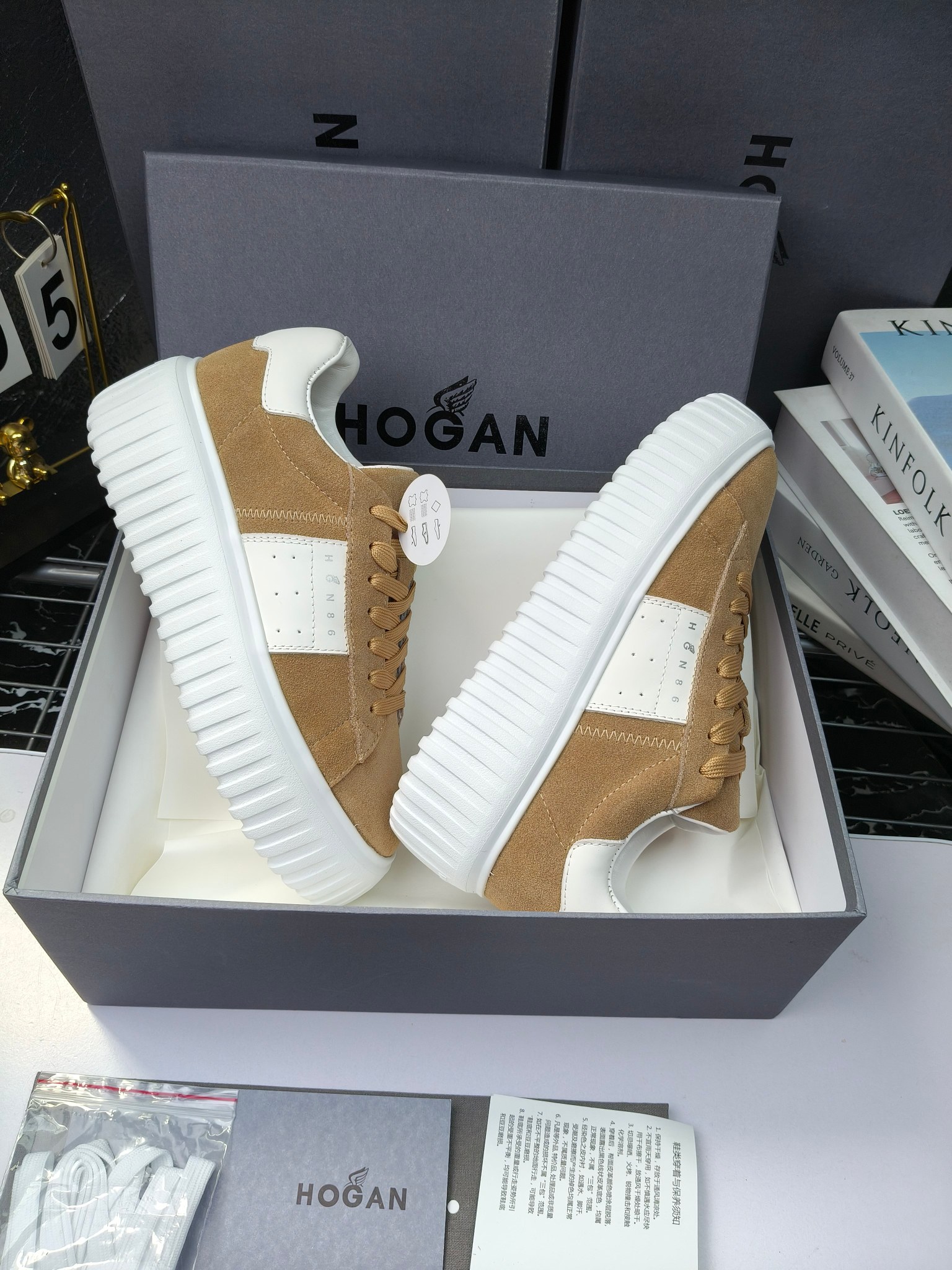 Hogan
散拿240
 N86最新饼干鞋，厚底鞋，飞艇鞋，情侣款运动鞋~~
小红书打卡款~~~增高6cm（泰酷辣）
面料：牛皮拼接色面料，皮革内里，透气网乳胶垫脚，H标复古风，
大底：抽真空PU发泡大底~~
男女款同色，经典百搭，休闲运动兼顾⚠️
女款35—41（40.41定做）
男款39—45（45.46定做） 
#小程序://微商相册/高清看款/8GeMGe4PXfxcl3l