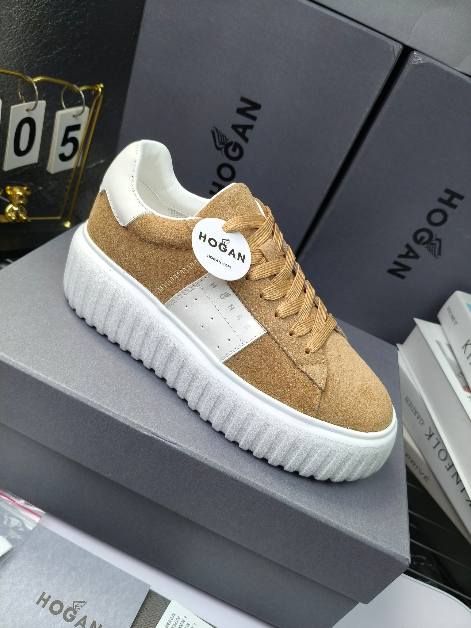 Hogan
散拿240
 N86最新饼干鞋，厚底鞋，飞艇鞋，情侣款运动鞋~~
小红书打卡款~~~增高6cm（泰酷辣）
面料：牛皮拼接色面料，皮革内里，透气网乳胶垫脚，H标复古风，
大底：抽真空PU发泡大底~~
男女款同色，经典百搭，休闲运动兼顾⚠️
女款35—41（40.41定做）
男款39—45（45.46定做） 
#小程序://微商相册/高清看款/8GeMGe4PXfxcl3l