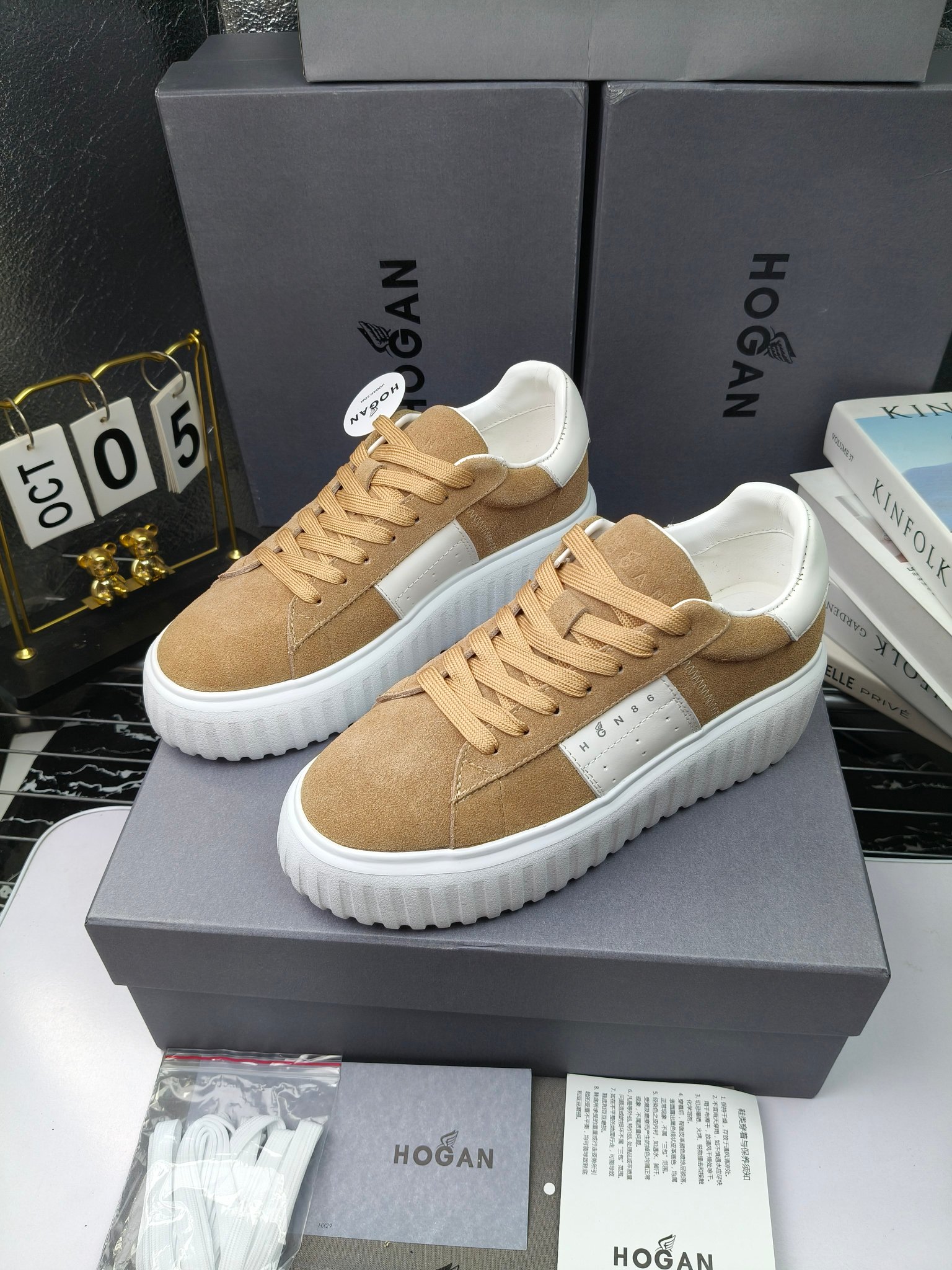 Hogan
散拿240
 N86最新饼干鞋，厚底鞋，飞艇鞋，情侣款运动鞋~~
小红书打卡款~~~增高6cm（泰酷辣）
面料：牛皮拼接色面料，皮革内里，透气网乳胶垫脚，H标复古风，
大底：抽真空PU发泡大底~~
男女款同色，经典百搭，休闲运动兼顾⚠️
女款35—41（40.41定做）
男款39—45（45.46定做） 
#小程序://微商相册/高清看款/8GeMGe4PXfxcl3l