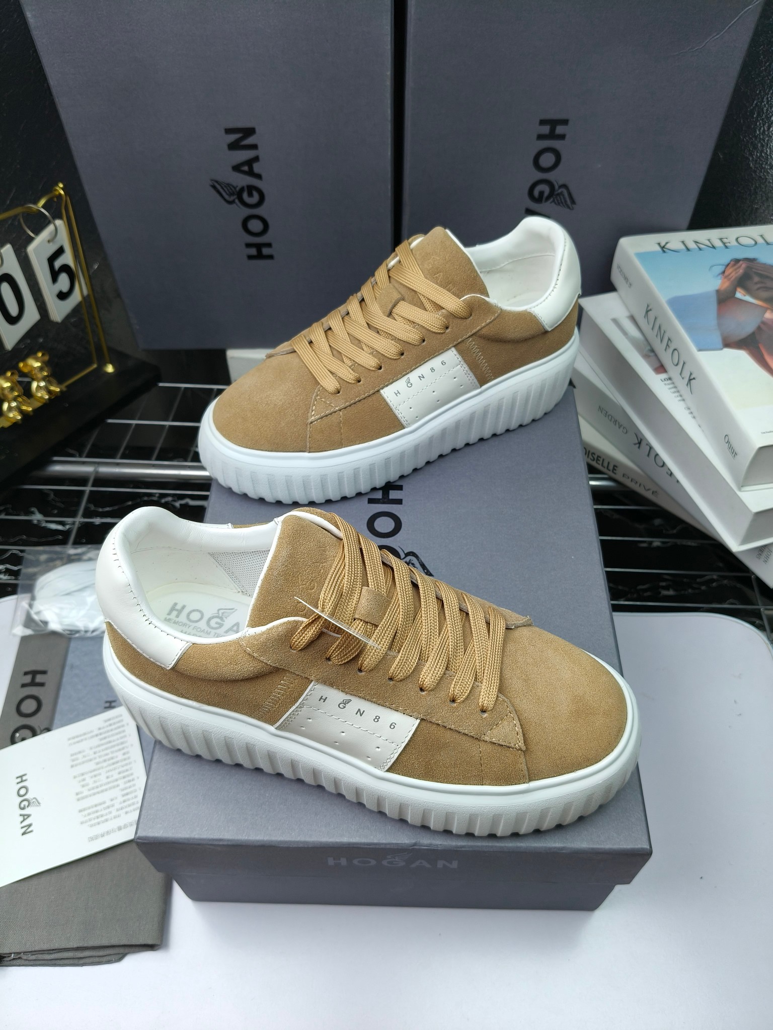 Hogan
散拿240
 N86最新饼干鞋，厚底鞋，飞艇鞋，情侣款运动鞋~~
小红书打卡款~~~增高6cm（泰酷辣）
面料：牛皮拼接色面料，皮革内里，透气网乳胶垫脚，H标复古风，
大底：抽真空PU发泡大底~~
男女款同色，经典百搭，休闲运动兼顾⚠️
女款35—41（40.41定做）
男款39—45（45.46定做） 
#小程序://微商相册/高清看款/8GeMGe4PXfxcl3l