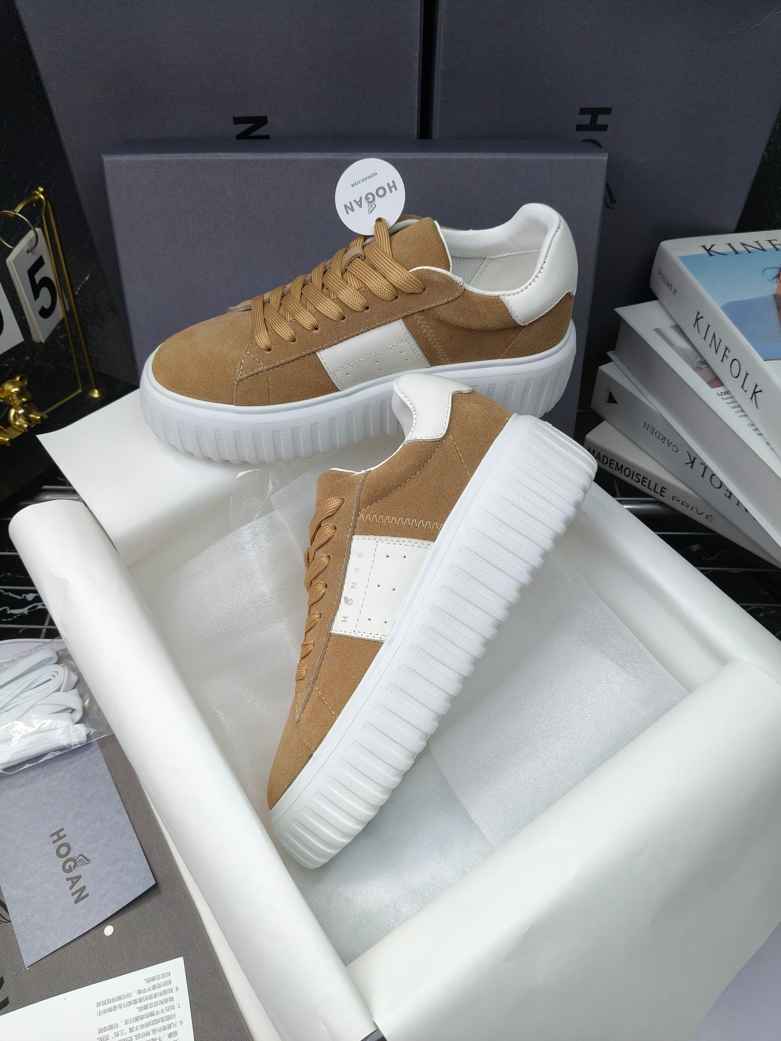 Hogan
散拿240
 N86最新饼干鞋，厚底鞋，飞艇鞋，情侣款运动鞋~~
小红书打卡款~~~增高6cm（泰酷辣）
面料：牛皮拼接色面料，皮革内里，透气网乳胶垫脚，H标复古风，
大底：抽真空PU发泡大底~~
男女款同色，经典百搭，休闲运动兼顾⚠️
女款35—41（40.41定做）
男款39—45（45.46定做） 
#小程序://微商相册/高清看款/8GeMGe4PXfxcl3l