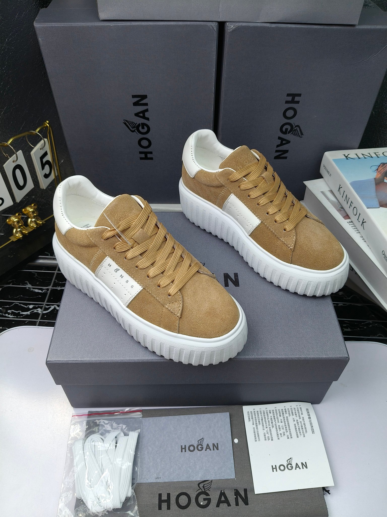 Hogan
散拿240
 N86最新饼干鞋，厚底鞋，飞艇鞋，情侣款运动鞋~~
小红书打卡款~~~增高6cm（泰酷辣）
面料：牛皮拼接色面料，皮革内里，透气网乳胶垫脚，H标复古风，
大底：抽真空PU发泡大底~~
男女款同色，经典百搭，休闲运动兼顾⚠️
女款35—41（40.41定做）
男款39—45（45.46定做） 
#小程序://微商相册/高清看款/8GeMGe4PXfxcl3l