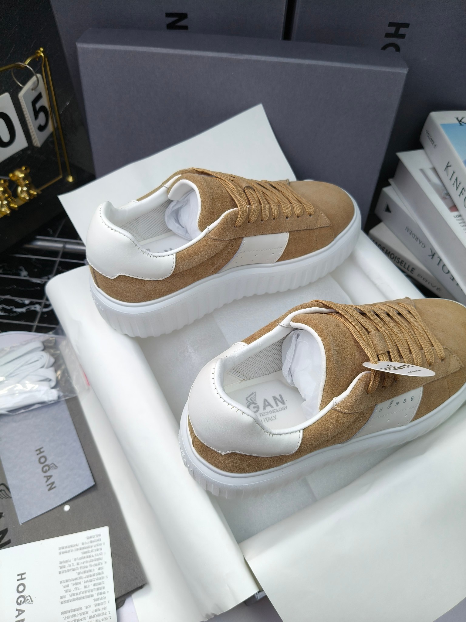 Hogan
散拿240
 N86最新饼干鞋，厚底鞋，飞艇鞋，情侣款运动鞋~~
小红书打卡款~~~增高6cm（泰酷辣）
面料：牛皮拼接色面料，皮革内里，透气网乳胶垫脚，H标复古风，
大底：抽真空PU发泡大底~~
男女款同色，经典百搭，休闲运动兼顾⚠️
女款35—41（40.41定做）
男款39—45（45.46定做） 
#小程序://微商相册/高清看款/8GeMGe4PXfxcl3l