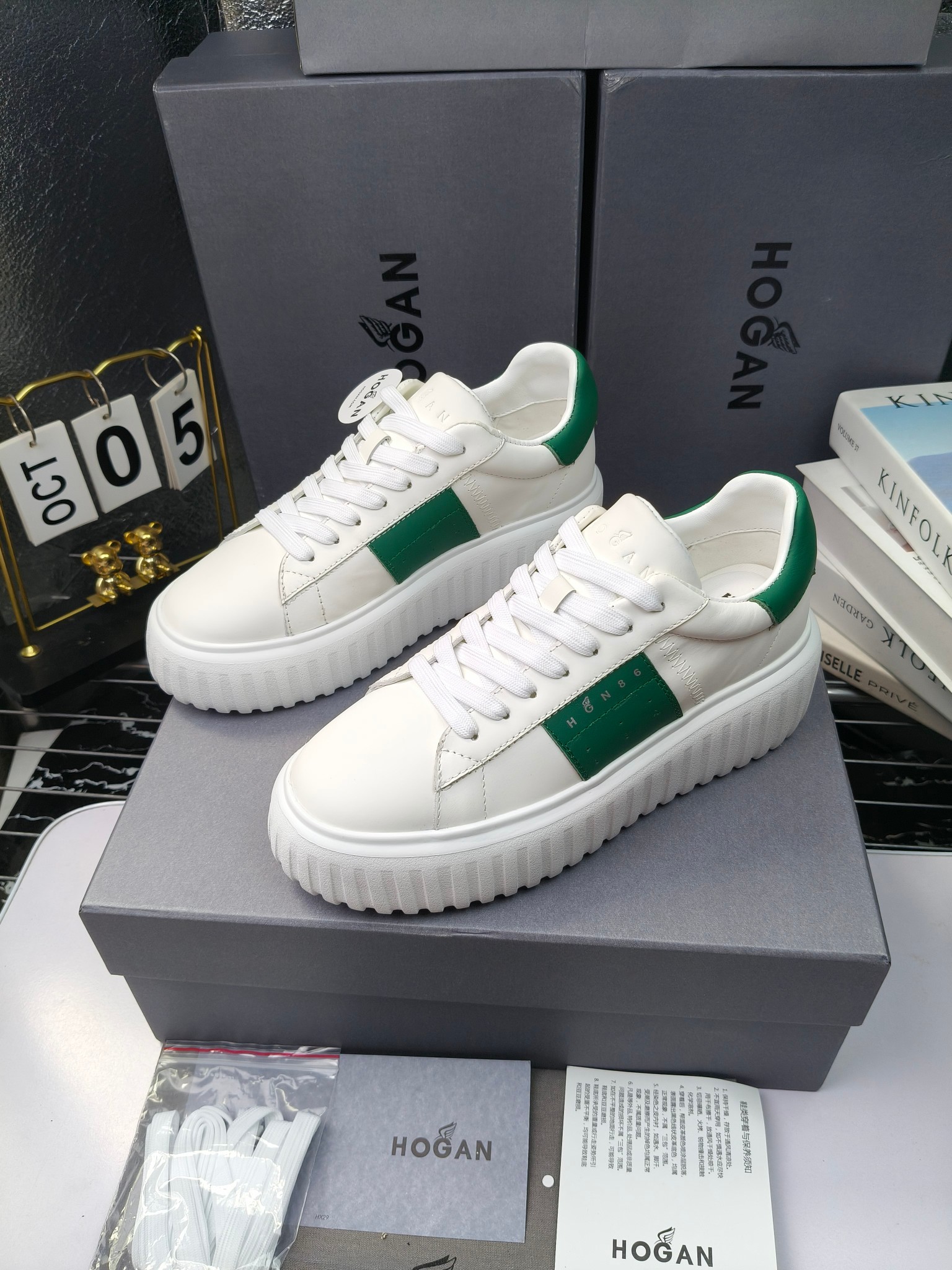 Hogan
散拿240
 N86最新饼干鞋，厚底鞋，飞艇鞋，情侣款运动鞋~~
小红书打卡款~~~增高6cm（泰酷辣）
面料：牛皮拼接色面料，皮革内里，透气网乳胶垫脚，H标复古风，
大底：抽真空PU发泡大底~~
男女款同色，经典百搭，休闲运动兼顾⚠️
女款35—41（40.41定做）
男款39—45（45.46定做） 
#小程序://微商相册/高清看款/8GeMGe4PXfxcl3l