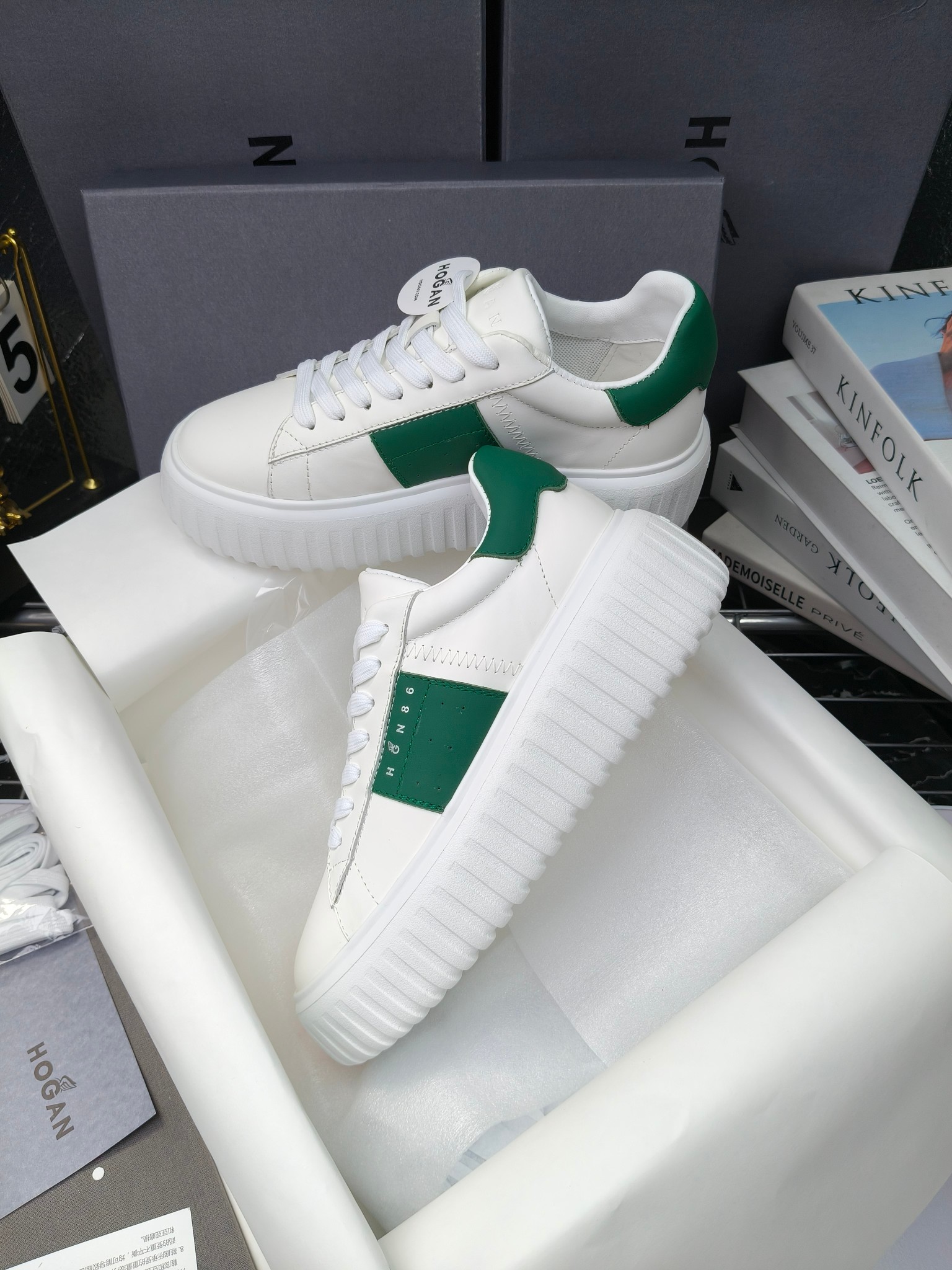 Hogan
散拿240
 N86最新饼干鞋，厚底鞋，飞艇鞋，情侣款运动鞋~~
小红书打卡款~~~增高6cm（泰酷辣）
面料：牛皮拼接色面料，皮革内里，透气网乳胶垫脚，H标复古风，
大底：抽真空PU发泡大底~~
男女款同色，经典百搭，休闲运动兼顾⚠️
女款35—41（40.41定做）
男款39—45（45.46定做） 
#小程序://微商相册/高清看款/8GeMGe4PXfxcl3l