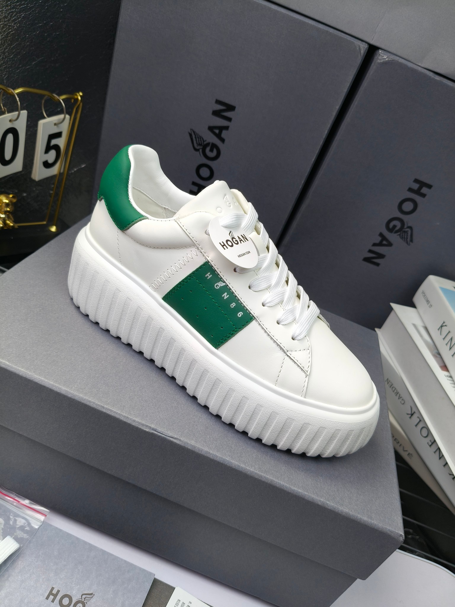 Hogan
散拿240
 N86最新饼干鞋，厚底鞋，飞艇鞋，情侣款运动鞋~~
小红书打卡款~~~增高6cm（泰酷辣）
面料：牛皮拼接色面料，皮革内里，透气网乳胶垫脚，H标复古风，
大底：抽真空PU发泡大底~~
男女款同色，经典百搭，休闲运动兼顾⚠️
女款35—41（40.41定做）
男款39—45（45.46定做） 
#小程序://微商相册/高清看款/8GeMGe4PXfxcl3l