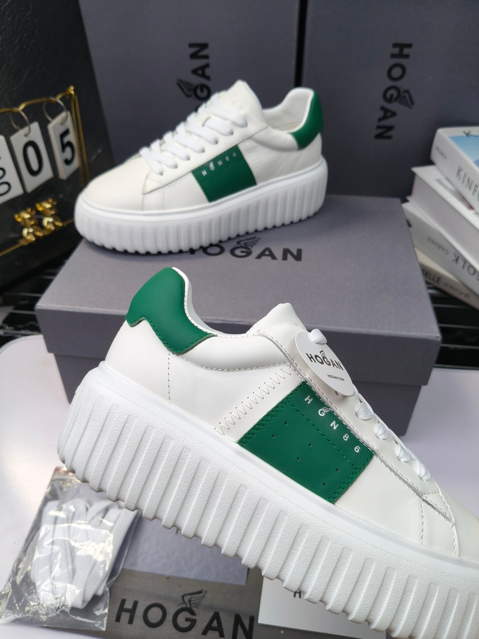 Hogan
散拿240
 N86最新饼干鞋，厚底鞋，飞艇鞋，情侣款运动鞋~~
小红书打卡款~~~增高6cm（泰酷辣）
面料：牛皮拼接色面料，皮革内里，透气网乳胶垫脚，H标复古风，
大底：抽真空PU发泡大底~~
男女款同色，经典百搭，休闲运动兼顾⚠️
女款35—41（40.41定做）
男款39—45（45.46定做） 
#小程序://微商相册/高清看款/8GeMGe4PXfxcl3l