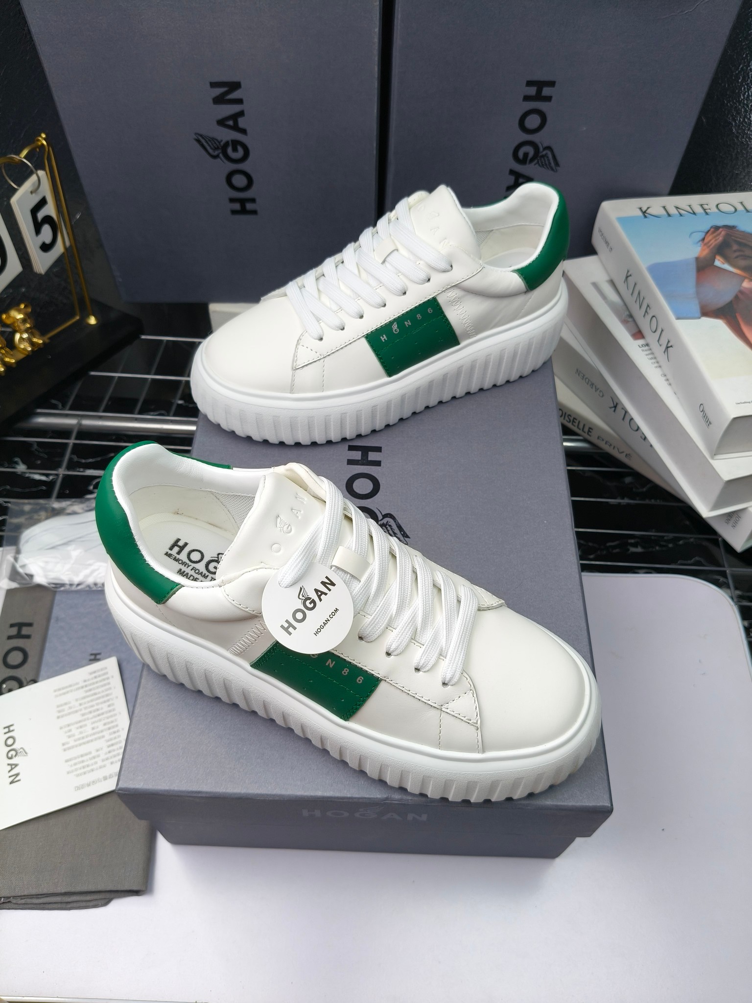 Hogan
散拿240
 N86最新饼干鞋，厚底鞋，飞艇鞋，情侣款运动鞋~~
小红书打卡款~~~增高6cm（泰酷辣）
面料：牛皮拼接色面料，皮革内里，透气网乳胶垫脚，H标复古风，
大底：抽真空PU发泡大底~~
男女款同色，经典百搭，休闲运动兼顾⚠️
女款35—41（40.41定做）
男款39—45（45.46定做） 
#小程序://微商相册/高清看款/8GeMGe4PXfxcl3l