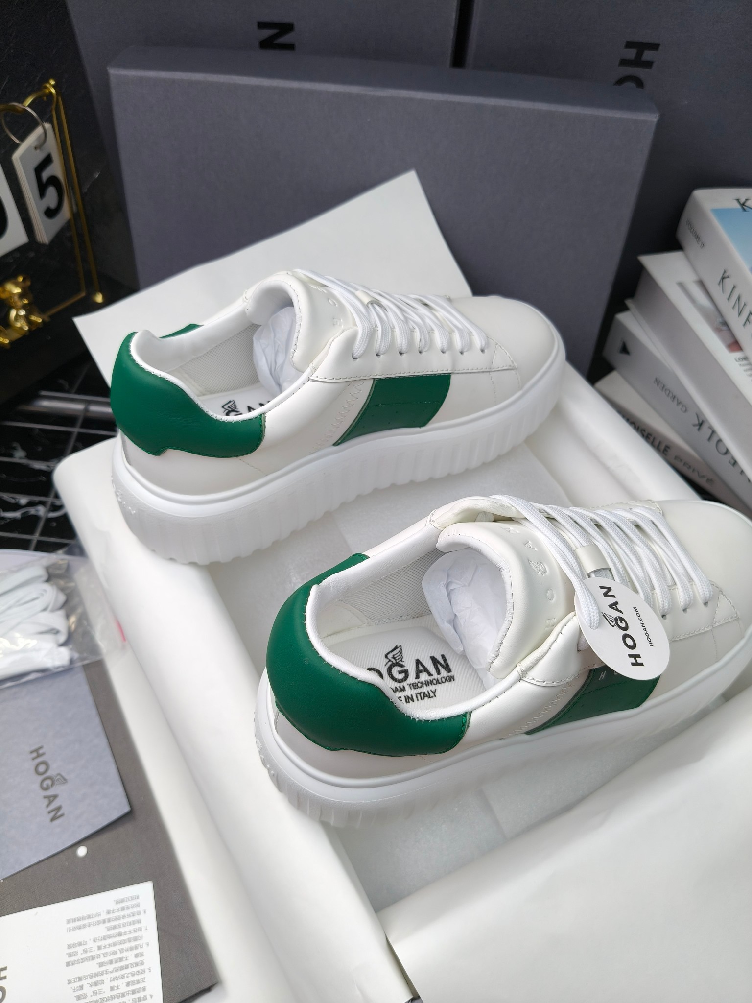 Hogan
散拿240
 N86最新饼干鞋，厚底鞋，飞艇鞋，情侣款运动鞋~~
小红书打卡款~~~增高6cm（泰酷辣）
面料：牛皮拼接色面料，皮革内里，透气网乳胶垫脚，H标复古风，
大底：抽真空PU发泡大底~~
男女款同色，经典百搭，休闲运动兼顾⚠️
女款35—41（40.41定做）
男款39—45（45.46定做） 
#小程序://微商相册/高清看款/8GeMGe4PXfxcl3l