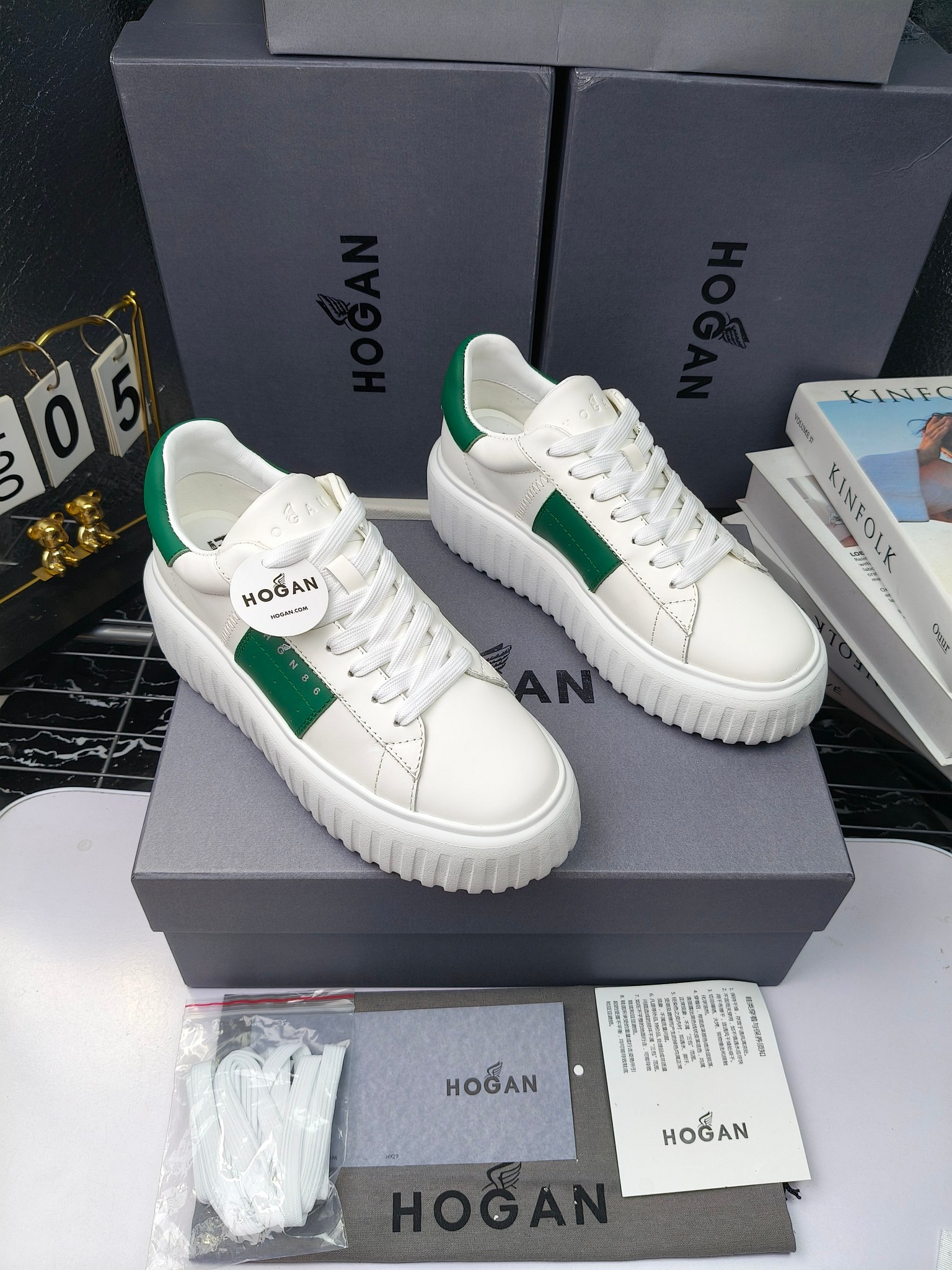Hogan
散拿240
 N86最新饼干鞋，厚底鞋，飞艇鞋，情侣款运动鞋~~
小红书打卡款~~~增高6cm（泰酷辣）
面料：牛皮拼接色面料，皮革内里，透气网乳胶垫脚，H标复古风，
大底：抽真空PU发泡大底~~
男女款同色，经典百搭，休闲运动兼顾⚠️
女款35—41（40.41定做）
男款39—45（45.46定做） 
#小程序://微商相册/高清看款/8GeMGe4PXfxcl3l