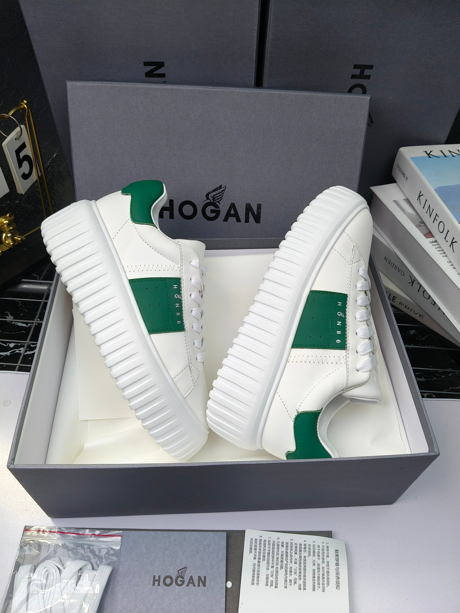 Hogan
散拿240
 N86最新饼干鞋，厚底鞋，飞艇鞋，情侣款运动鞋~~
小红书打卡款~~~增高6cm（泰酷辣）
面料：牛皮拼接色面料，皮革内里，透气网乳胶垫脚，H标复古风，
大底：抽真空PU发泡大底~~
男女款同色，经典百搭，休闲运动兼顾⚠️
女款35—41（40.41定做）
男款39—45（45.46定做） 
#小程序://微商相册/高清看款/8GeMGe4PXfxcl3l