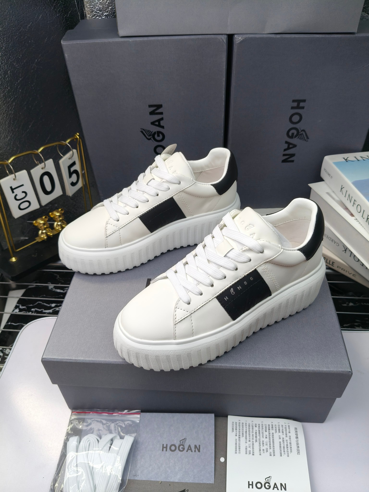 Hogan
散拿240
 N86最新饼干鞋，厚底鞋，飞艇鞋，情侣款运动鞋~~
小红书打卡款~~~增高6cm（泰酷辣）
面料：牛皮拼接色面料，皮革内里，透气网乳胶垫脚，H标复古风，
大底：抽真空PU发泡大底~~
男女款同色，经典百搭，休闲运动兼顾⚠️
女款35—41（40.41定做）
男款39—45（45.46定做） 
#小程序://微商相册/高清看款/8GeMGe4PXfxcl3l