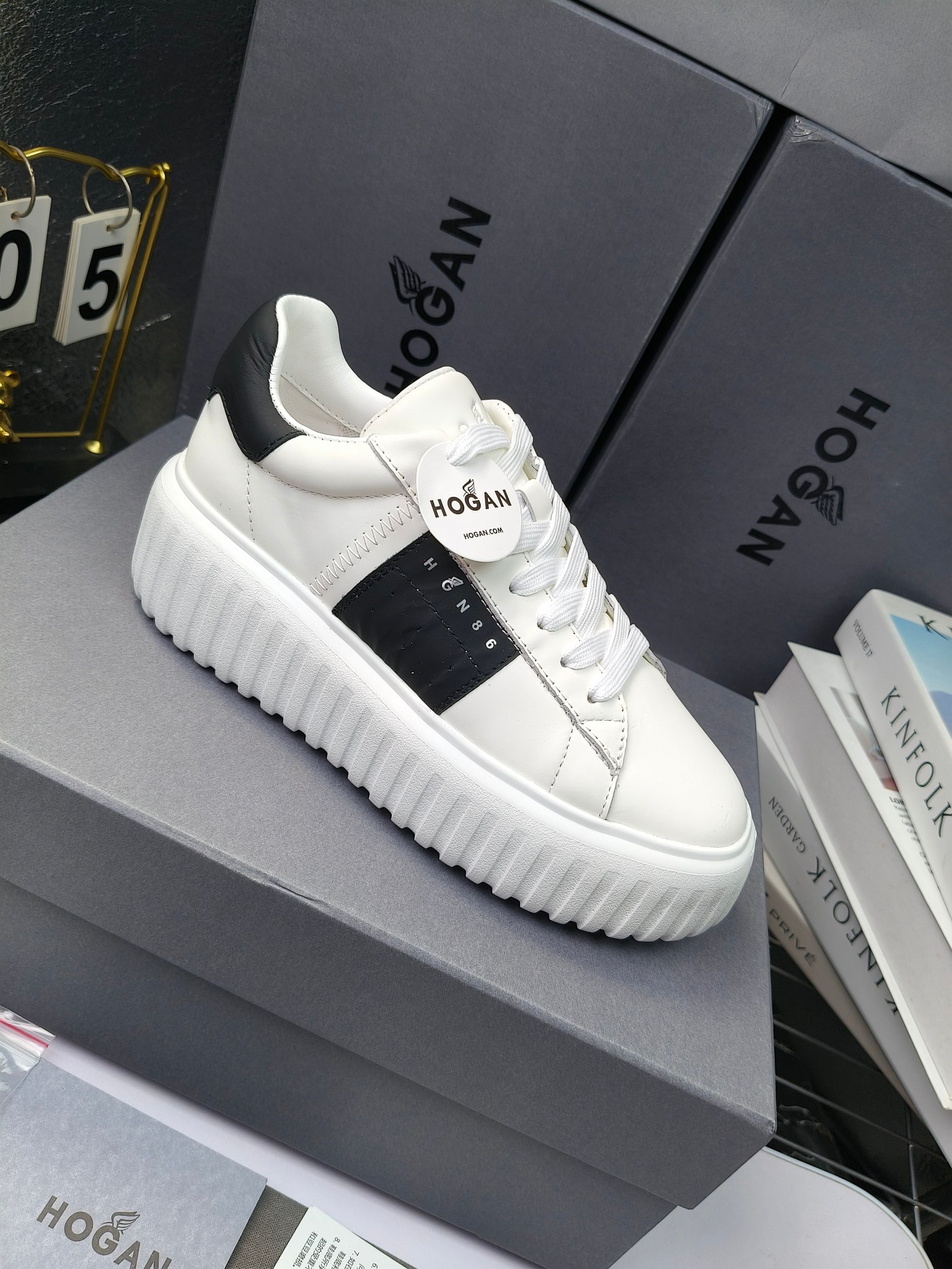 Hogan
散拿240
 N86最新饼干鞋，厚底鞋，飞艇鞋，情侣款运动鞋~~
小红书打卡款~~~增高6cm（泰酷辣）
面料：牛皮拼接色面料，皮革内里，透气网乳胶垫脚，H标复古风，
大底：抽真空PU发泡大底~~
男女款同色，经典百搭，休闲运动兼顾⚠️
女款35—41（40.41定做）
男款39—45（45.46定做） 
#小程序://微商相册/高清看款/8GeMGe4PXfxcl3l