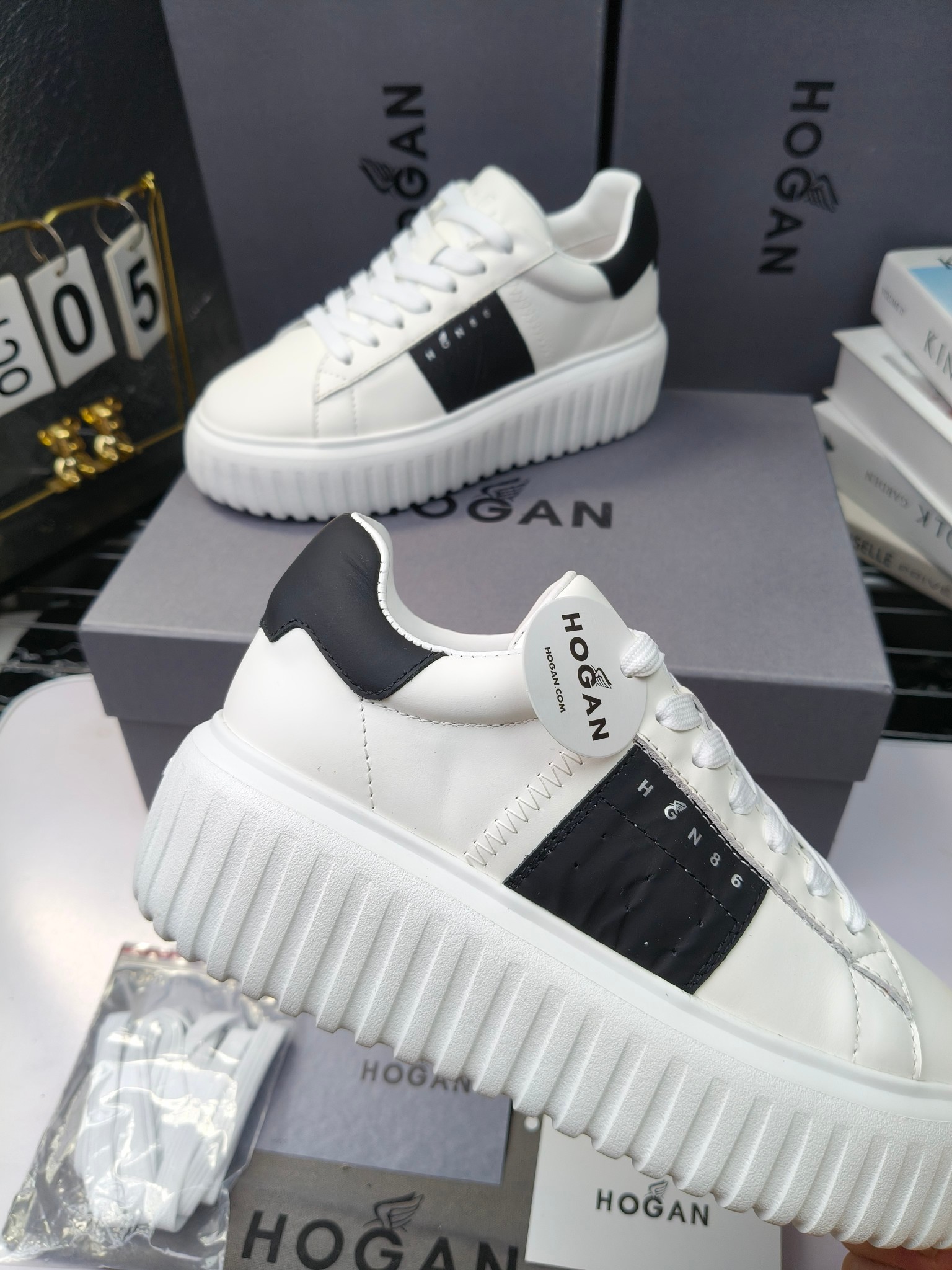 Hogan
散拿240
 N86最新饼干鞋，厚底鞋，飞艇鞋，情侣款运动鞋~~
小红书打卡款~~~增高6cm（泰酷辣）
面料：牛皮拼接色面料，皮革内里，透气网乳胶垫脚，H标复古风，
大底：抽真空PU发泡大底~~
男女款同色，经典百搭，休闲运动兼顾⚠️
女款35—41（40.41定做）
男款39—45（45.46定做） 
#小程序://微商相册/高清看款/8GeMGe4PXfxcl3l