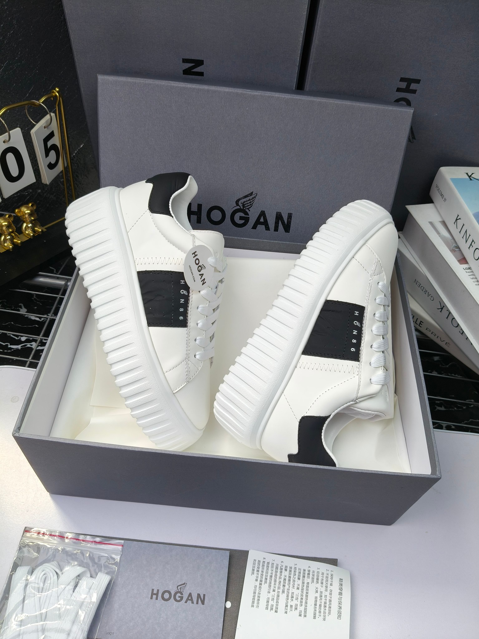 Hogan
散拿240
 N86最新饼干鞋，厚底鞋，飞艇鞋，情侣款运动鞋~~
小红书打卡款~~~增高6cm（泰酷辣）
面料：牛皮拼接色面料，皮革内里，透气网乳胶垫脚，H标复古风，
大底：抽真空PU发泡大底~~
男女款同色，经典百搭，休闲运动兼顾⚠️
女款35—41（40.41定做）
男款39—45（45.46定做） 
#小程序://微商相册/高清看款/8GeMGe4PXfxcl3l