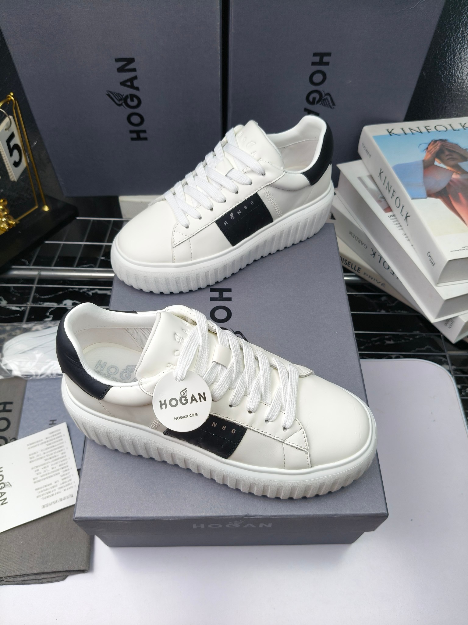 Hogan
散拿240
 N86最新饼干鞋，厚底鞋，飞艇鞋，情侣款运动鞋~~
小红书打卡款~~~增高6cm（泰酷辣）
面料：牛皮拼接色面料，皮革内里，透气网乳胶垫脚，H标复古风，
大底：抽真空PU发泡大底~~
男女款同色，经典百搭，休闲运动兼顾⚠️
女款35—41（40.41定做）
男款39—45（45.46定做） 
#小程序://微商相册/高清看款/8GeMGe4PXfxcl3l