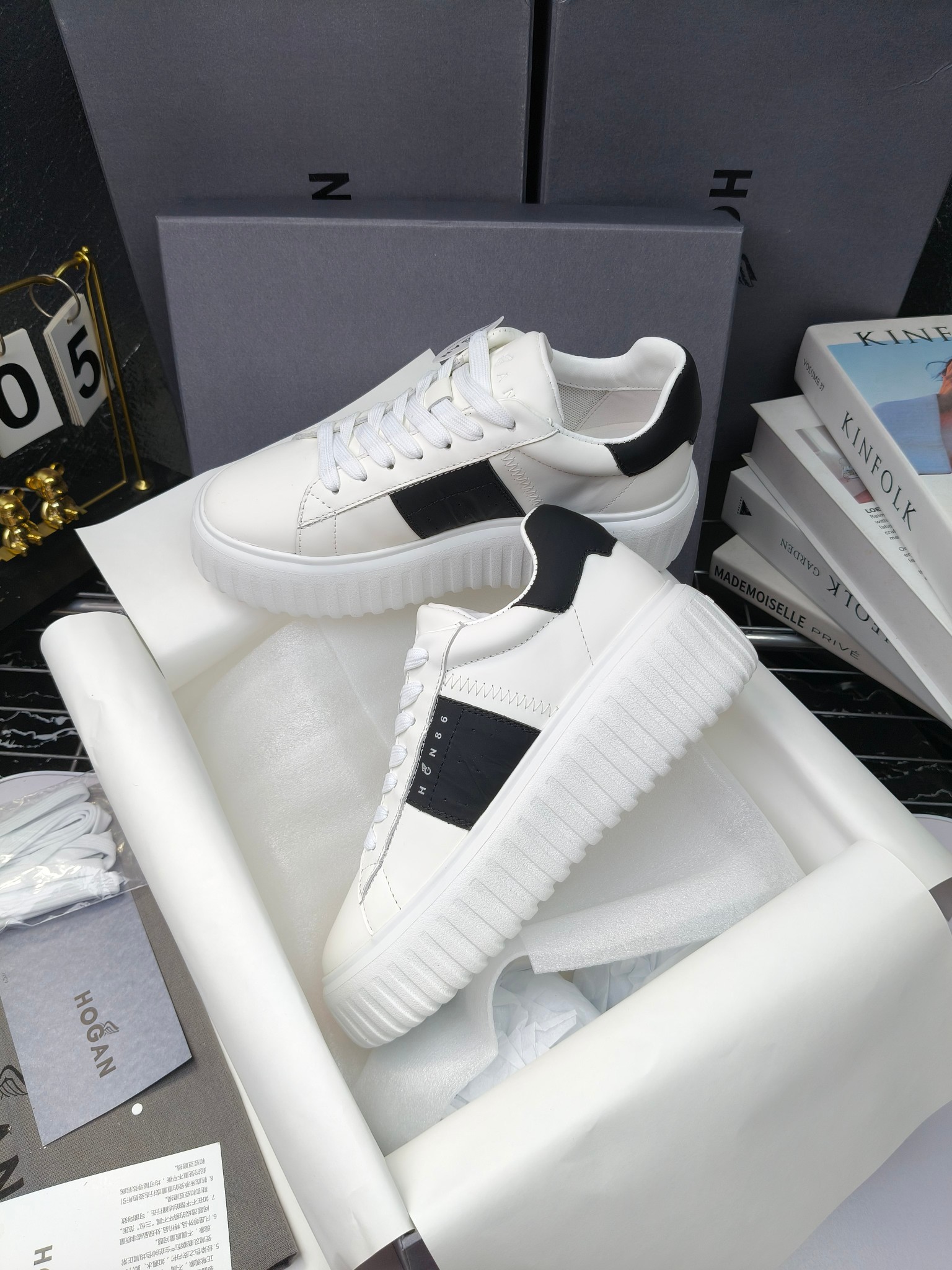 Hogan
散拿240
 N86最新饼干鞋，厚底鞋，飞艇鞋，情侣款运动鞋~~
小红书打卡款~~~增高6cm（泰酷辣）
面料：牛皮拼接色面料，皮革内里，透气网乳胶垫脚，H标复古风，
大底：抽真空PU发泡大底~~
男女款同色，经典百搭，休闲运动兼顾⚠️
女款35—41（40.41定做）
男款39—45（45.46定做） 
#小程序://微商相册/高清看款/8GeMGe4PXfxcl3l