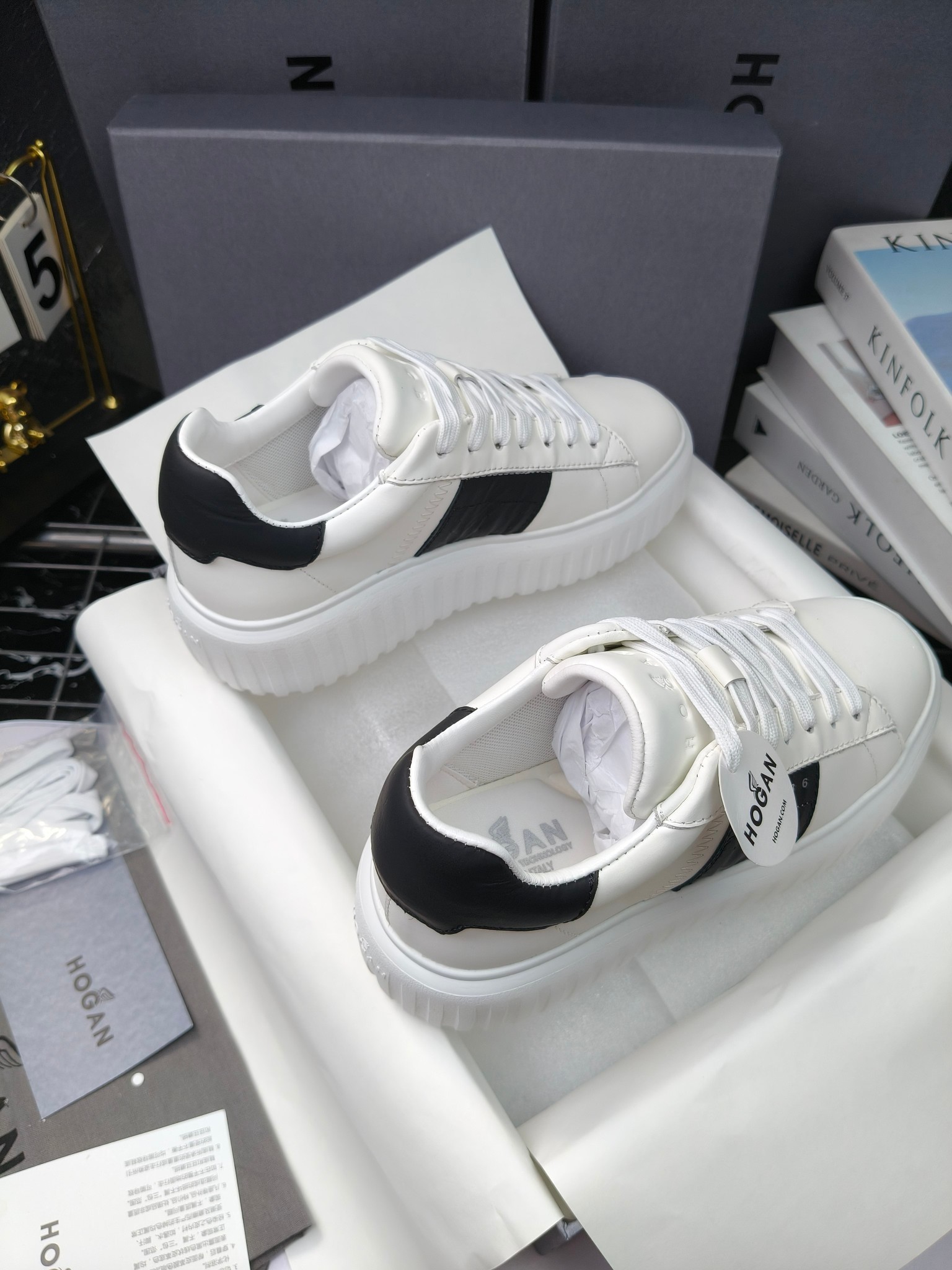 Hogan
散拿240
 N86最新饼干鞋，厚底鞋，飞艇鞋，情侣款运动鞋~~
小红书打卡款~~~增高6cm（泰酷辣）
面料：牛皮拼接色面料，皮革内里，透气网乳胶垫脚，H标复古风，
大底：抽真空PU发泡大底~~
男女款同色，经典百搭，休闲运动兼顾⚠️
女款35—41（40.41定做）
男款39—45（45.46定做） 
#小程序://微商相册/高清看款/8GeMGe4PXfxcl3l