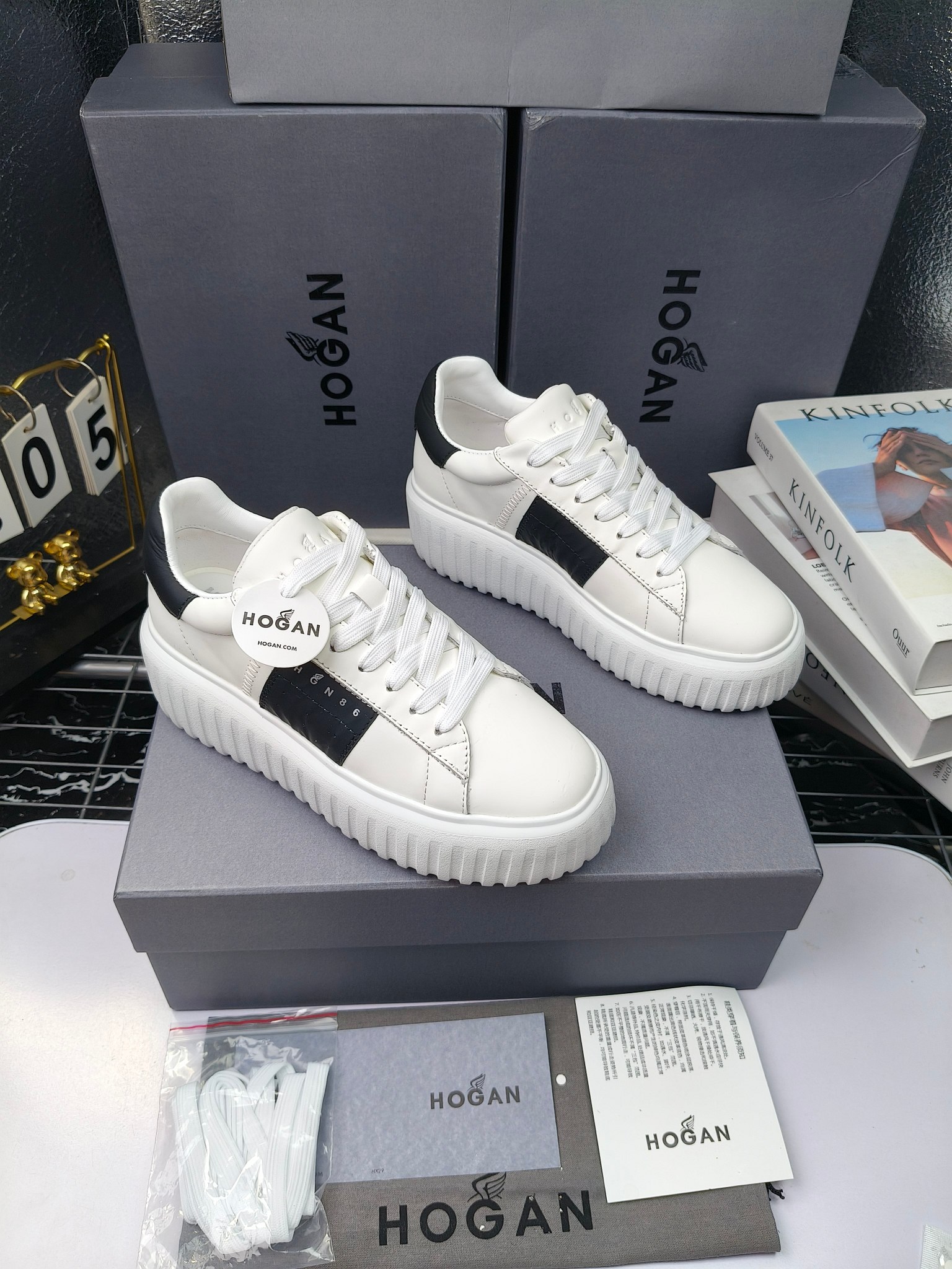 Hogan
散拿240
 N86最新饼干鞋，厚底鞋，飞艇鞋，情侣款运动鞋~~
小红书打卡款~~~增高6cm（泰酷辣）
面料：牛皮拼接色面料，皮革内里，透气网乳胶垫脚，H标复古风，
大底：抽真空PU发泡大底~~
男女款同色，经典百搭，休闲运动兼顾⚠️
女款35—41（40.41定做）
男款39—45（45.46定做） 
#小程序://微商相册/高清看款/8GeMGe4PXfxcl3l