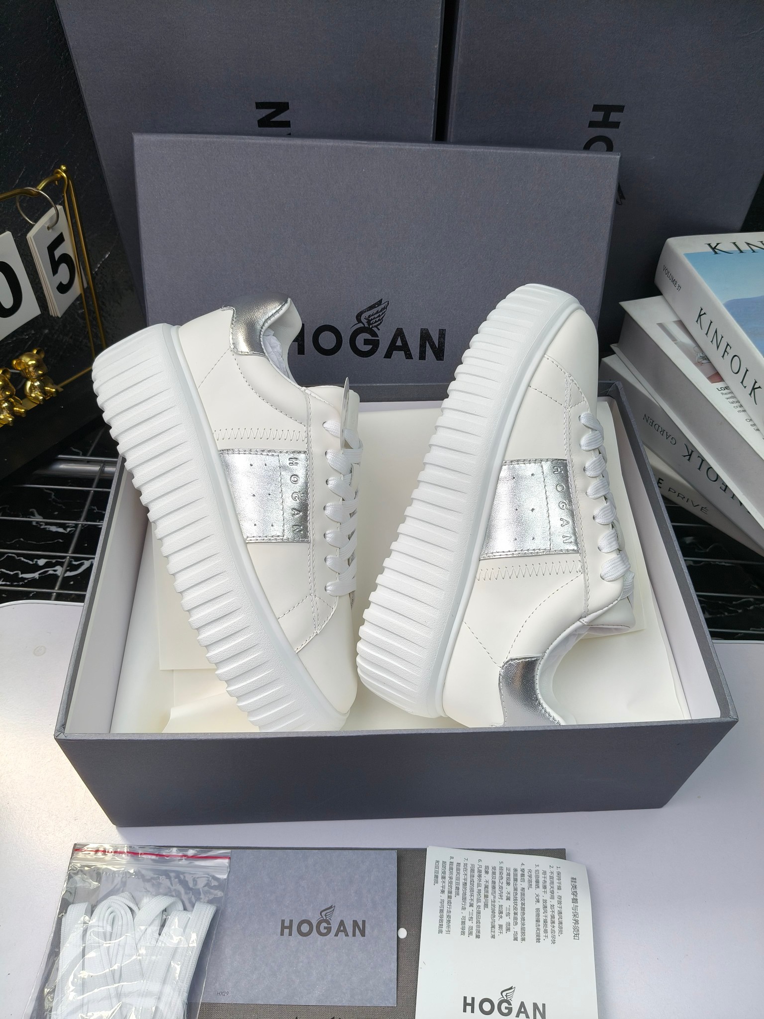 Hogan
散拿240
 N86最新饼干鞋，厚底鞋，飞艇鞋，情侣款运动鞋~~
小红书打卡款~~~增高6cm（泰酷辣）
面料：牛皮拼接色面料，皮革内里，透气网乳胶垫脚，H标复古风，
大底：抽真空PU发泡大底~~
男女款同色，经典百搭，休闲运动兼顾⚠️
女款35—41（40.41定做）
男款39—45（45.46定做） 
#小程序://微商相册/高清看款/8GeMGe4PXfxcl3l